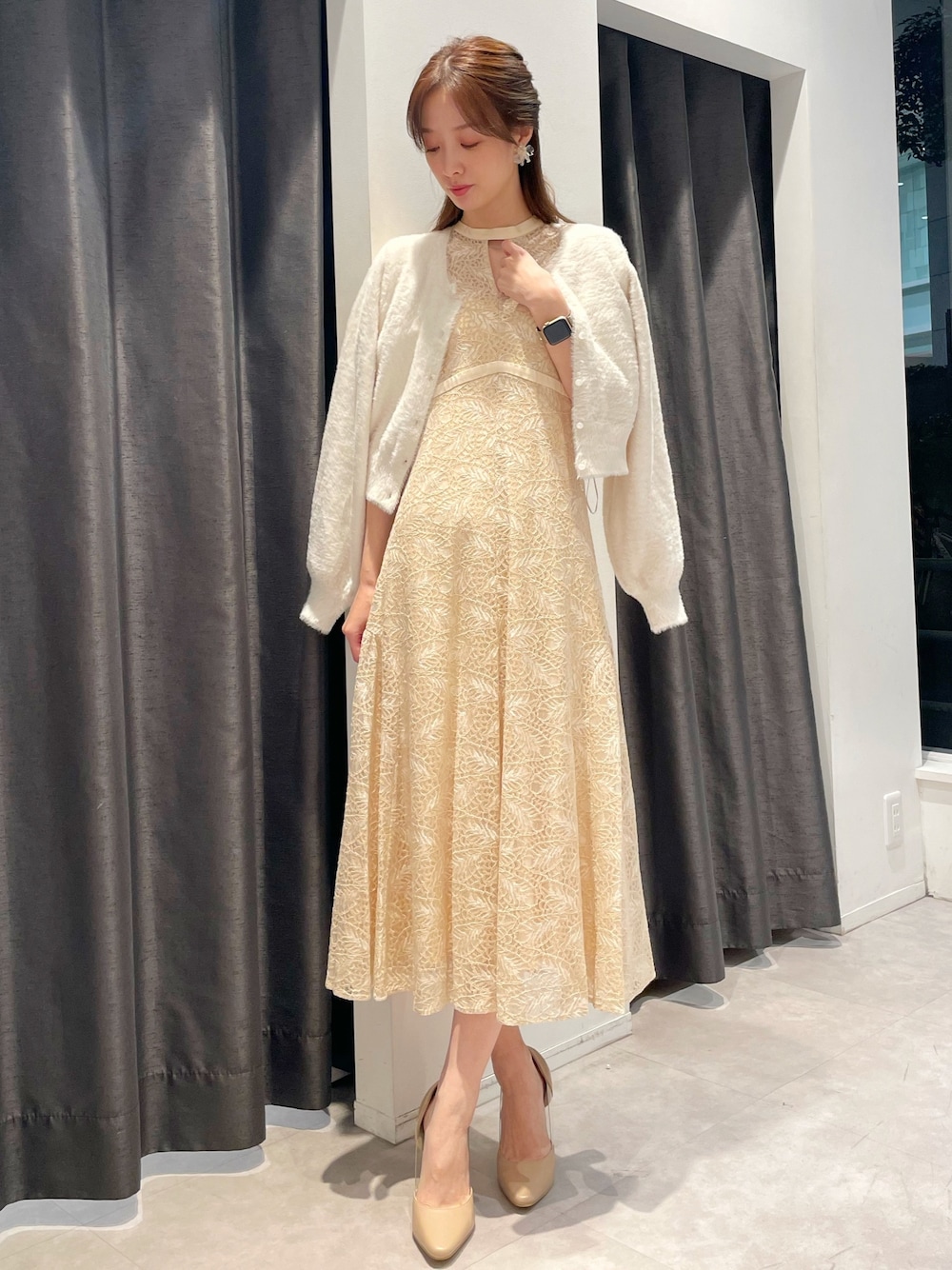 「結婚式、二次会、同窓会」｜「MERCURYDUOのオープンショルダーレースパイピングドレス（ワンピース、イエロー系）」を使った、長澤 実果さん（レディース・160cm）の冬コーディネートの1枚目の写真