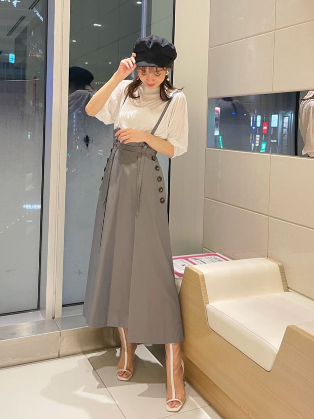 「MERCURYDUOのフェイクスエードキャスケット（キャスケット、ブラック系）」を使った、長澤 実果さん（レディース・160cm）の夏コーディネートの1枚目の写真