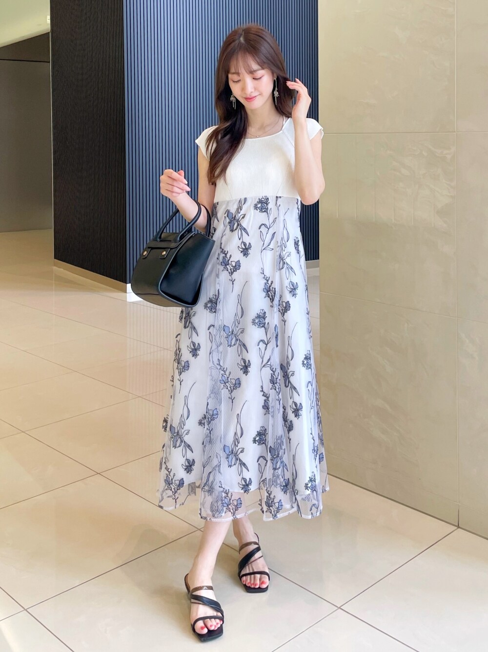 「ワンピース、マーキュリーデュオ(MERCURYDUO)、ハナガラワンピース、花柄ワンピース」｜「MERCURYDUOのチュール刺繍ニットドッキングワンピース（ワンピース、ホワイト系）」を使った、長澤 実果さん（レディース・160cm）の夏コーディネートの1枚目の写真