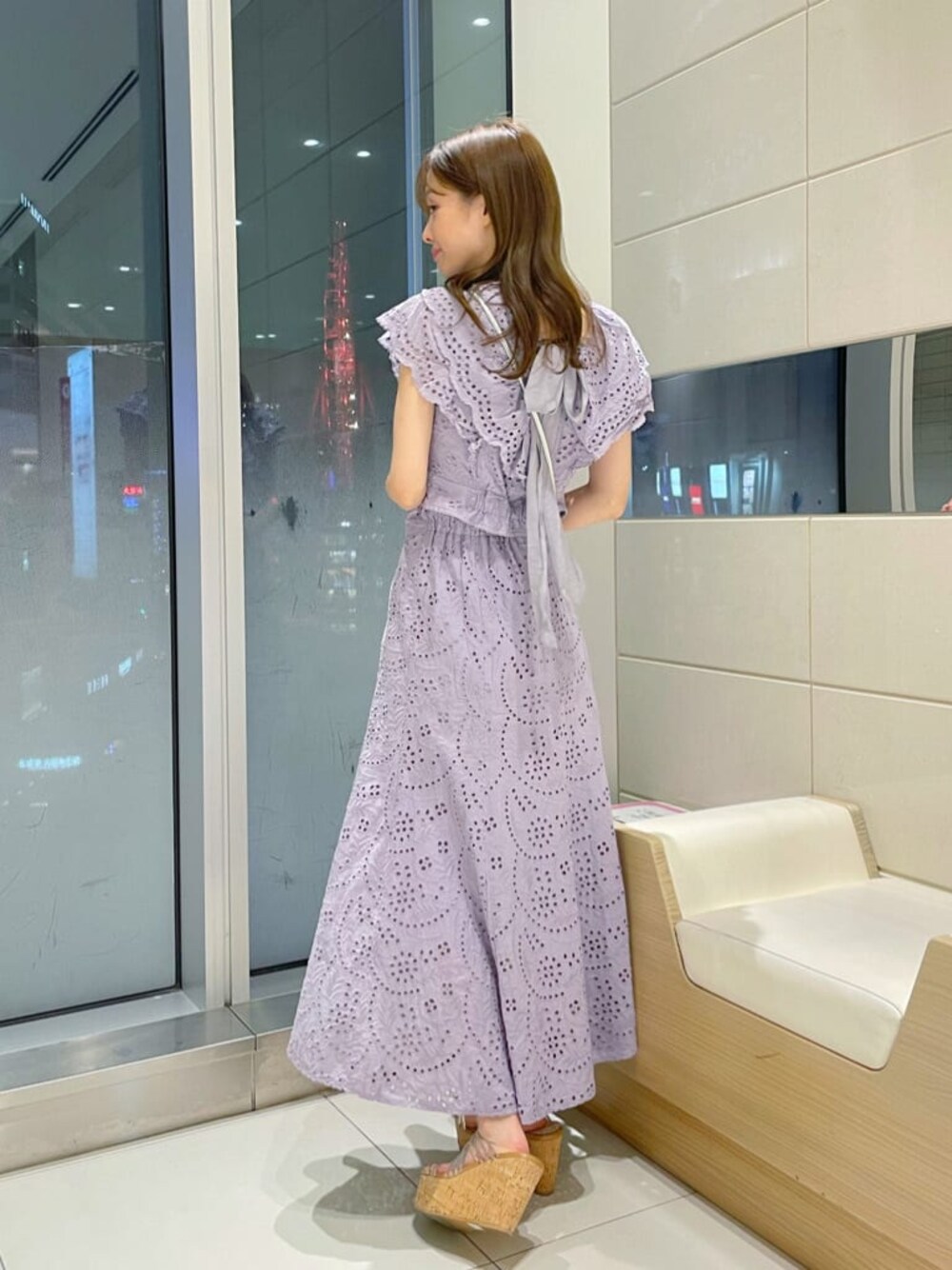 パープル系のシャツ/ブラウス、パープル系のスカート、その他のサンダルを着用したレディースの冬コーディネートの1枚目の写真