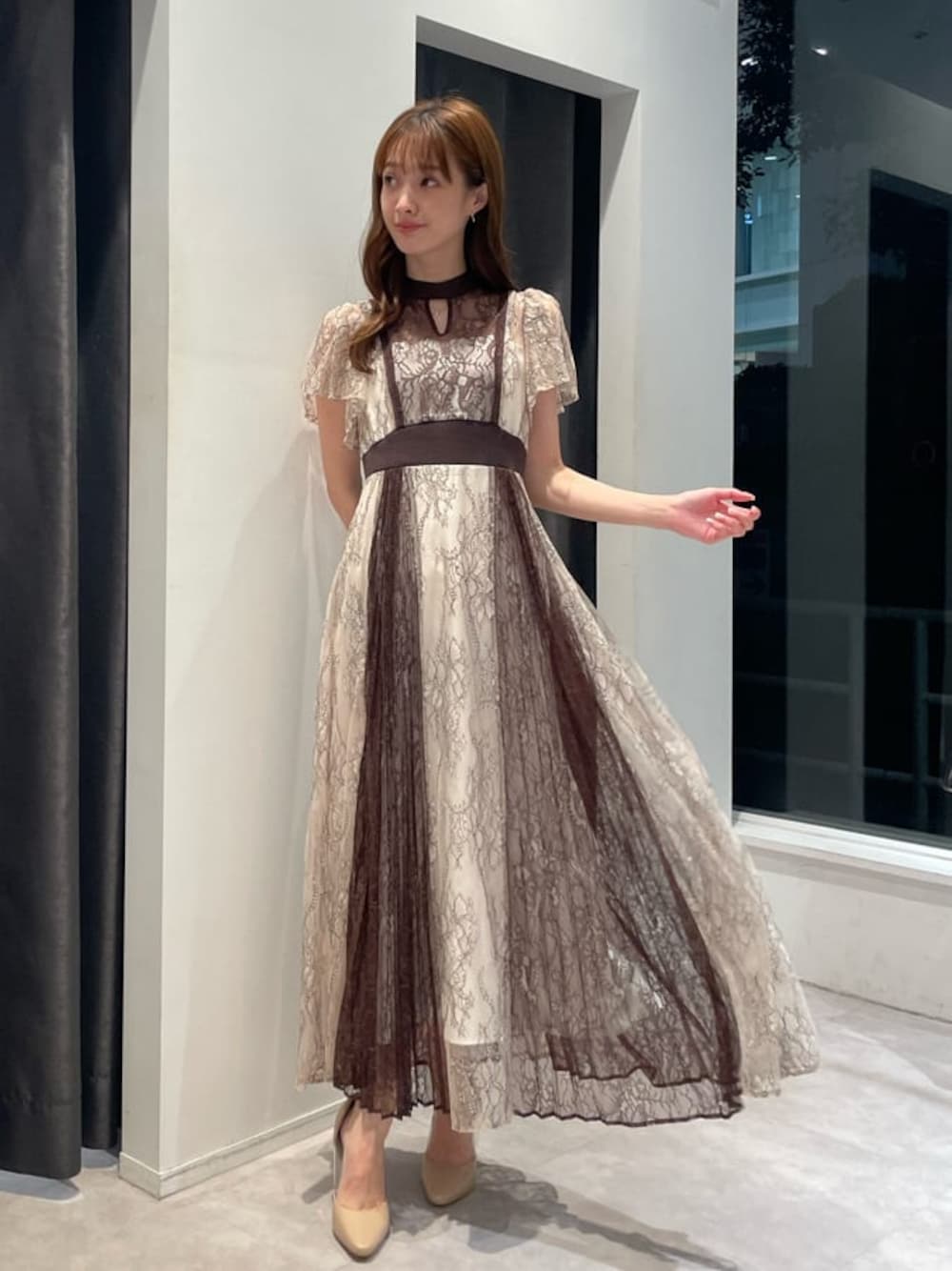 「MERCURYDUOのレースプリーツスイッチングドレス（ワンピース、ホワイト系）」を使った、長澤 実果さん（レディース・160cm）の夏コーディネートの1枚目の写真