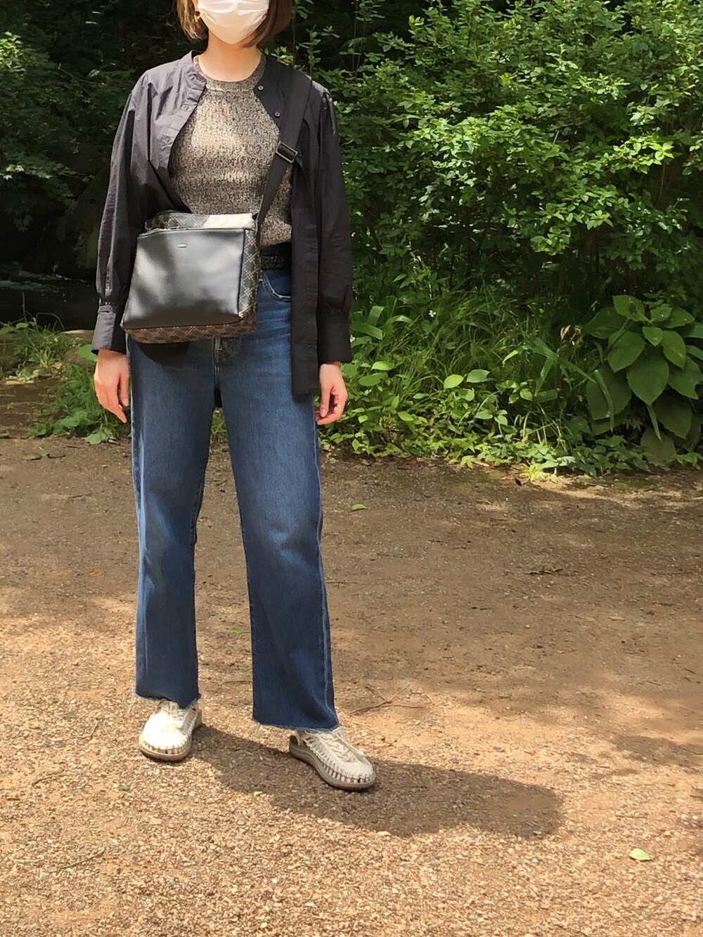 「カジュアルコーデ、ノースリーブ、ノーカラーシャツ」｜「KEENの【KEEN】UNEEK（サンダル、ベージュ系）」を使った、Masasamasaさん（レディース・160cm）の春コーディネートの1枚目の写真