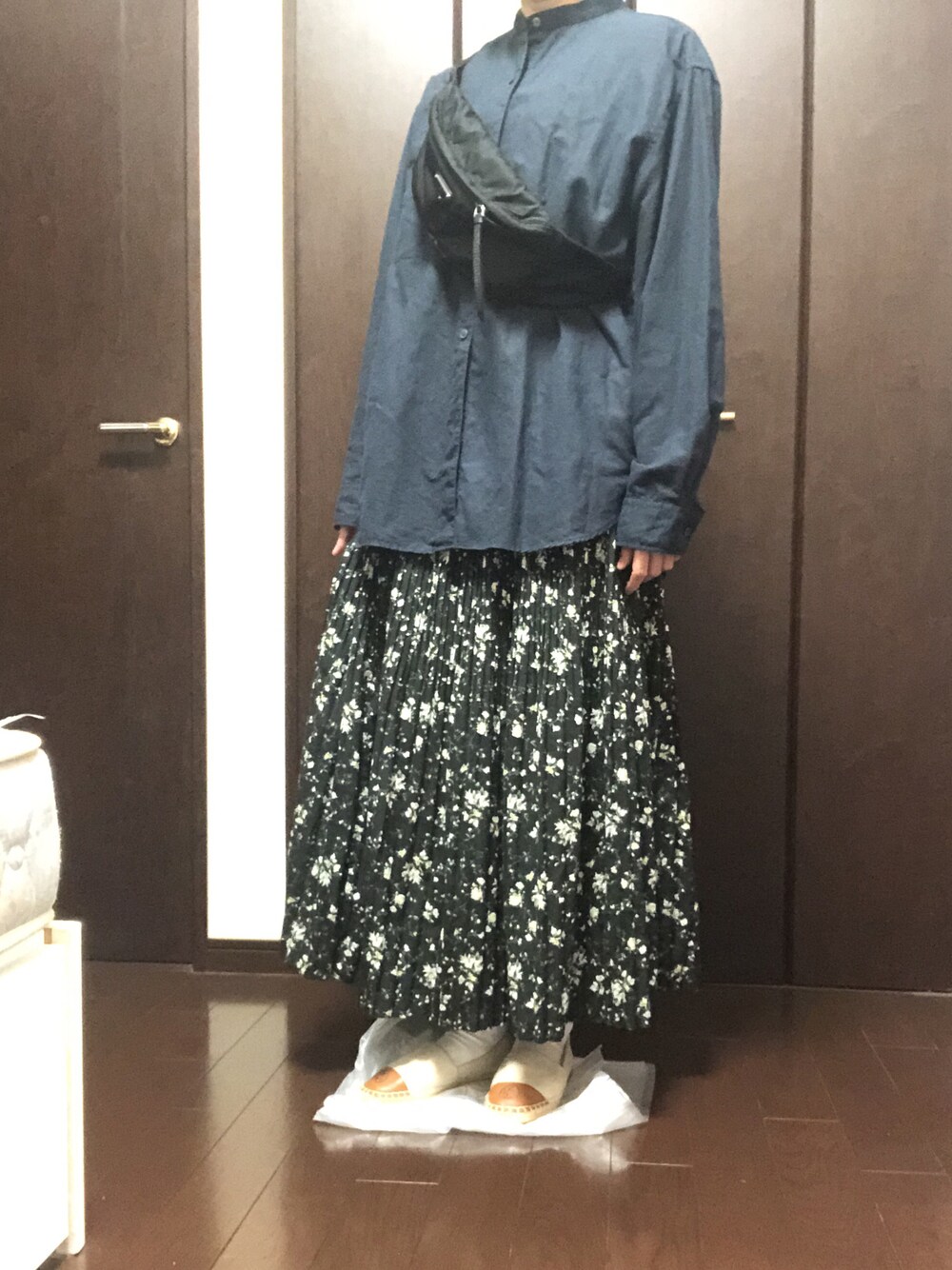 ブラック系のスカート、ベージュ系のシューズ、ブルー系のシャツ/ブラウスを着用したレディースの夏コーディネートの1枚目の写真