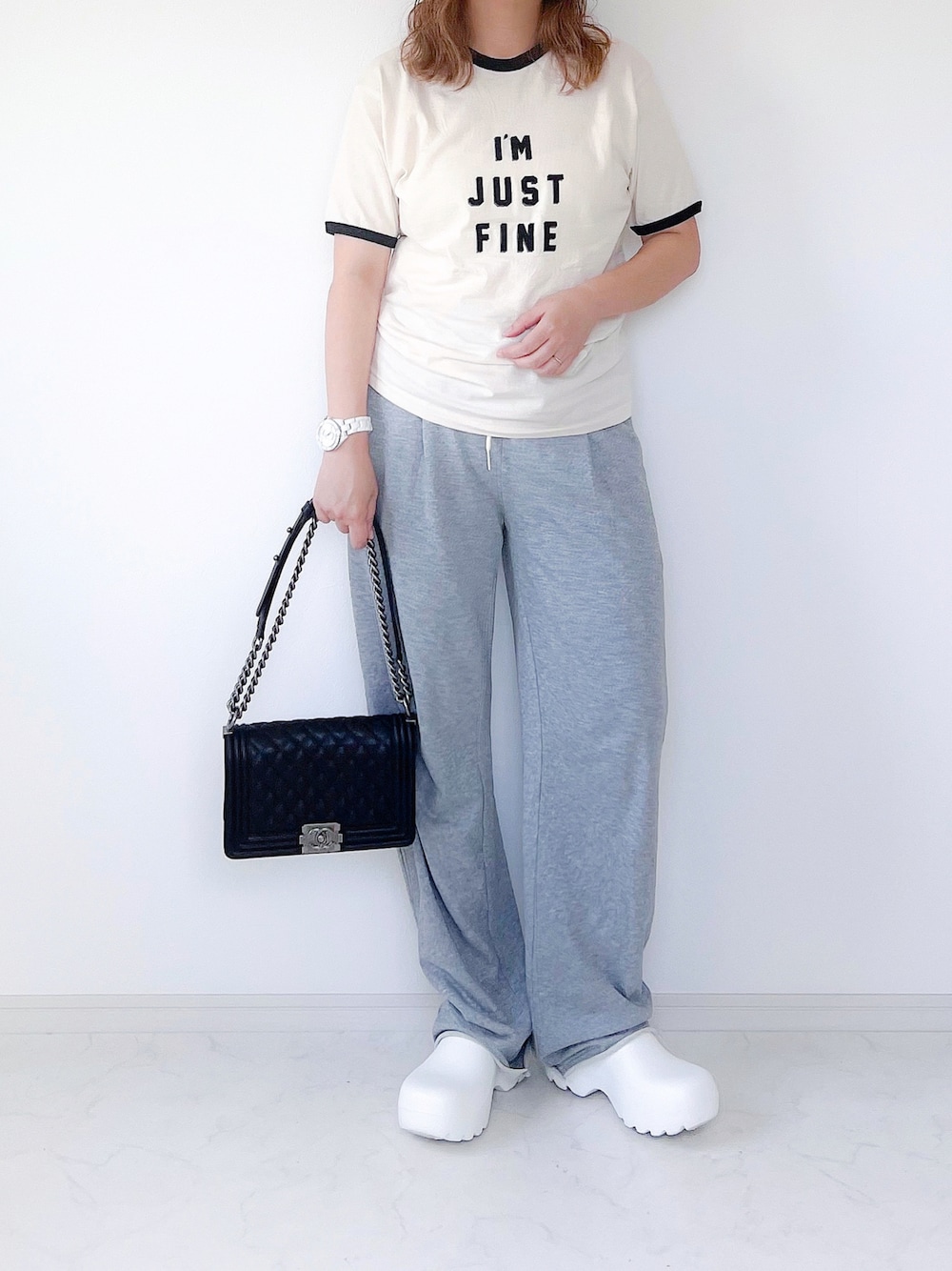 ホワイト系のTシャツ/カットソー、グレー系のスウェットパンツ、ブラック系のショルダーバッグを着用したレディースの夏コーディネートの1枚目の写真