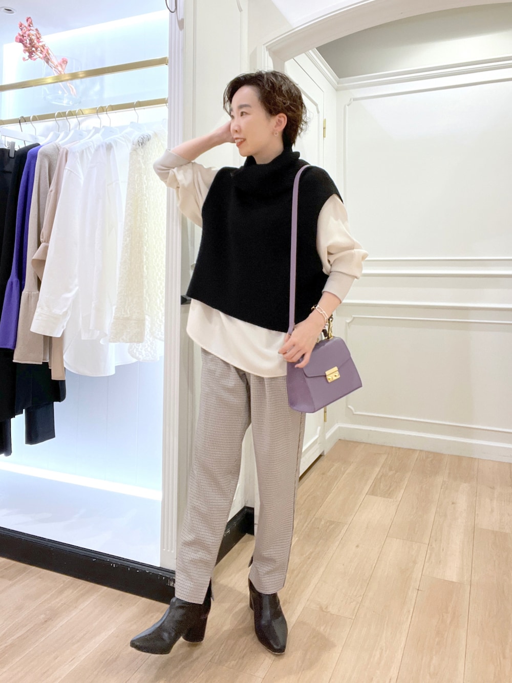 イエロー系のその他パンツ、ブラック系のワンピース、ホワイト系のシャツ/ブラウスを着用したレディースの秋コーディネートの1枚目の写真