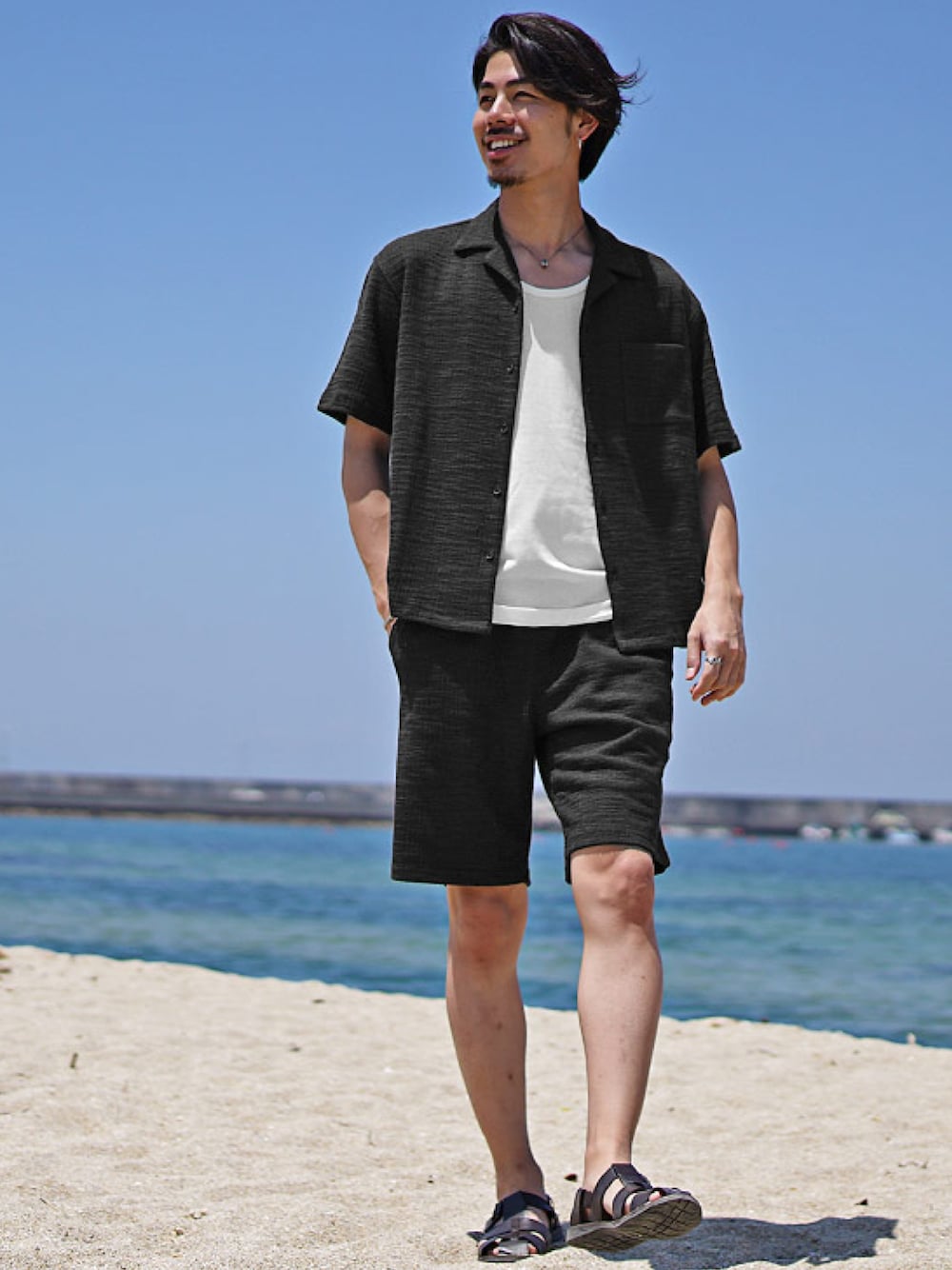 ブラック系のセットアップを着用したメンズの夏コーディネートの1枚目の写真