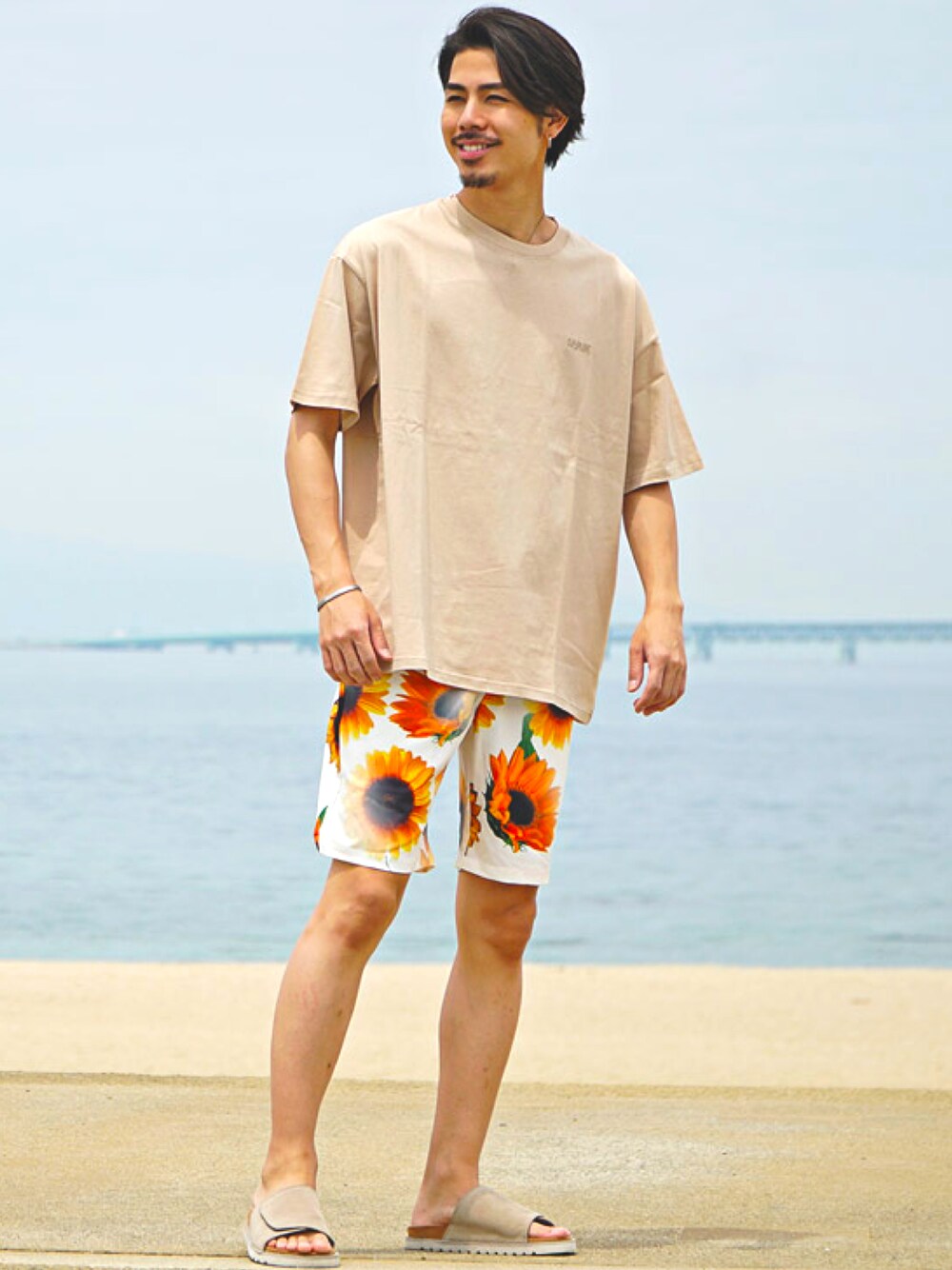 ベージュ系のTシャツ/カットソー、ホワイト系のその他パンツを着用したメンズの夏コーディネートの1枚目の写真