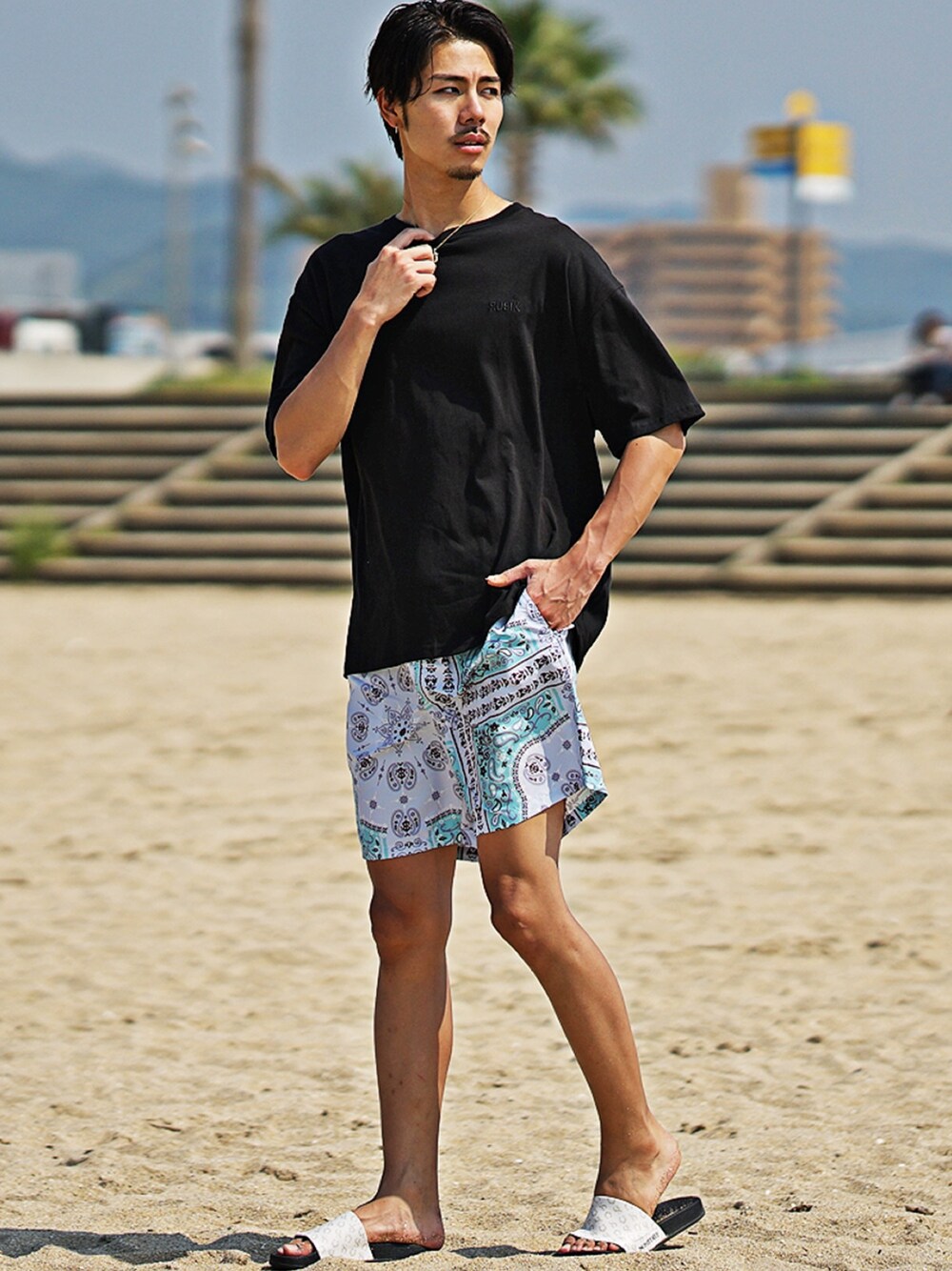 ブラック系のTシャツ/カットソー、グリーン系のその他パンツを着用したメンズの夏コーディネートの1枚目の写真