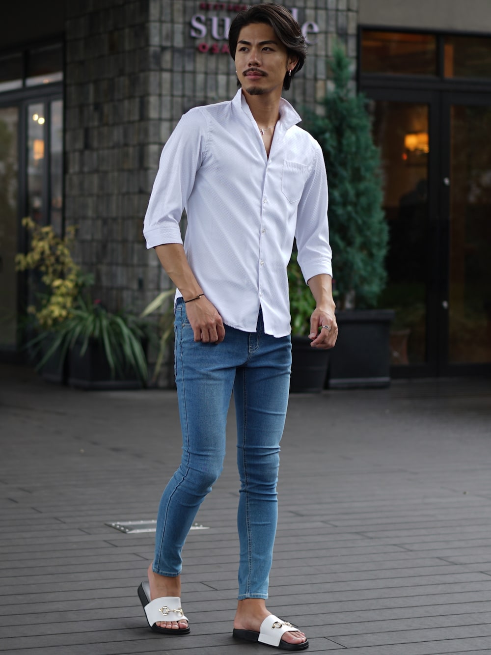 ホワイト系のシャツ/ブラウス、ブルー系のデニムパンツを着用したメンズの夏コーディネートの1枚目の写真