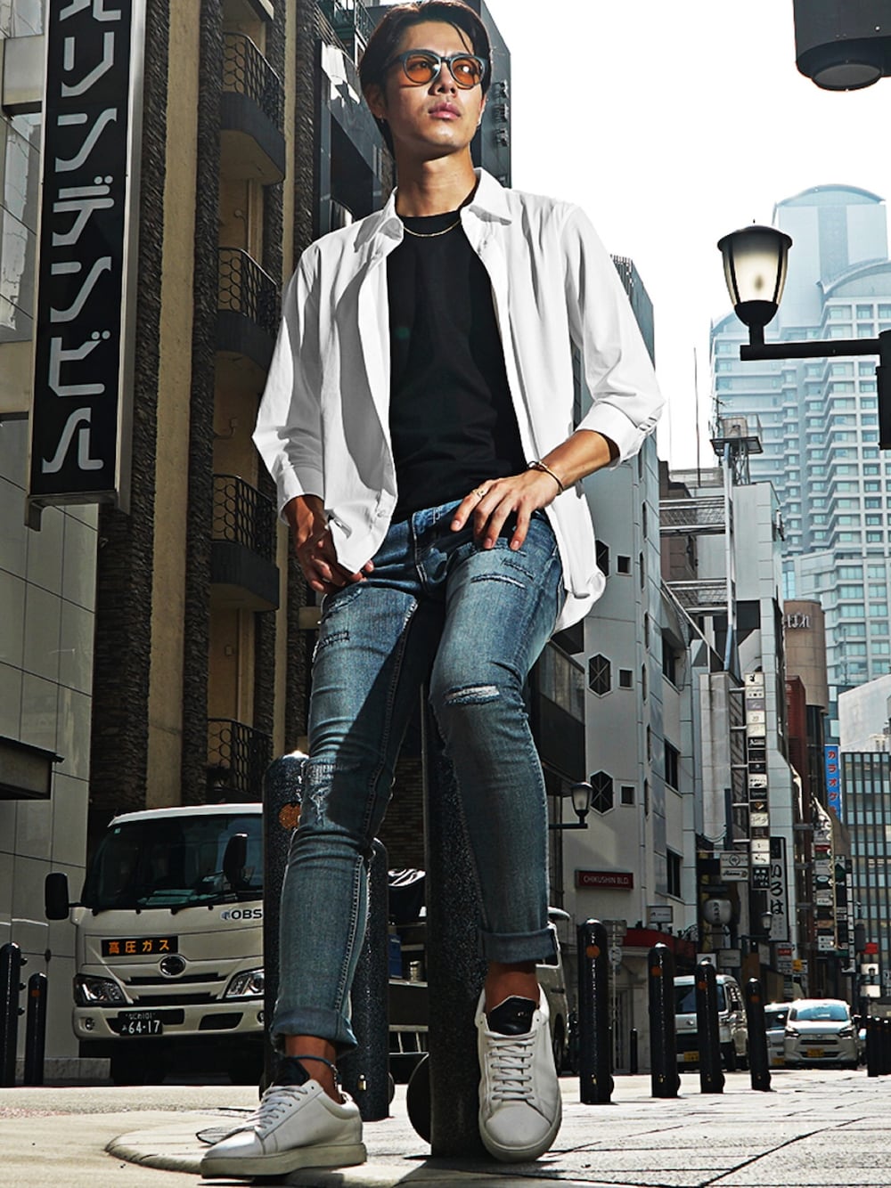 ホワイト系のシャツ/ブラウス、ブルー系のデニムパンツ、ブラック系のTシャツ/カットソーを着用したメンズの夏コーディネートの1枚目の写真