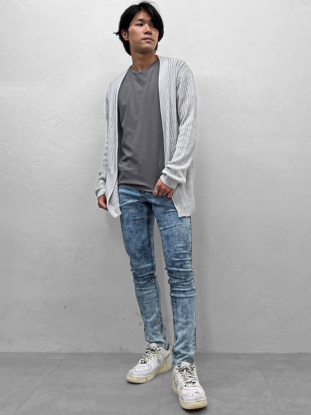 ホワイト系のカーディガン/ボレロ、グレー系のTシャツ/カットソー、ブルー系のデニムパンツを着用したメンズの夏コーディネートの1枚目の写真