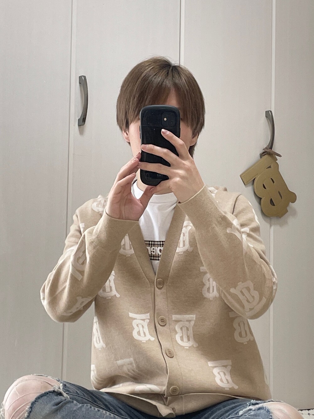 「バーバリー、カーディガン、シュプリーム、きれいめカジュアル」｜「Supreme のアイテム（Tシャツ/カットソー、ホワイト系）」を使った、きせくんさん（メンズ・170cm）の秋コーディネートの1枚目の写真