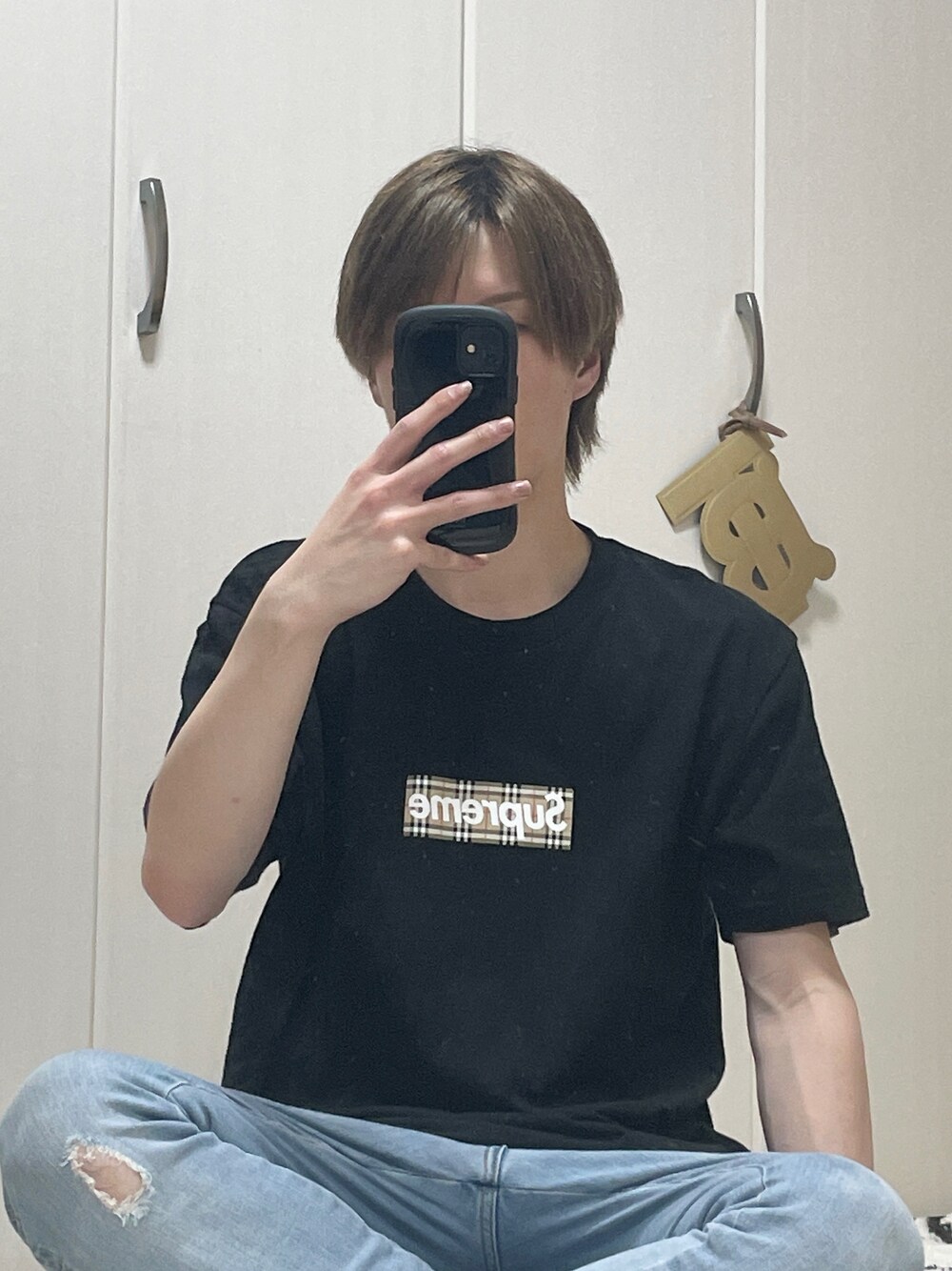 「バーバリー、バーバリーチェック、シュプリーム、シンプル」｜「Supreme のアイテム（Tシャツ/カットソー、ブラック系）」を使った、きせくんさん（メンズ・170cm）の秋コーディネートの1枚目の写真