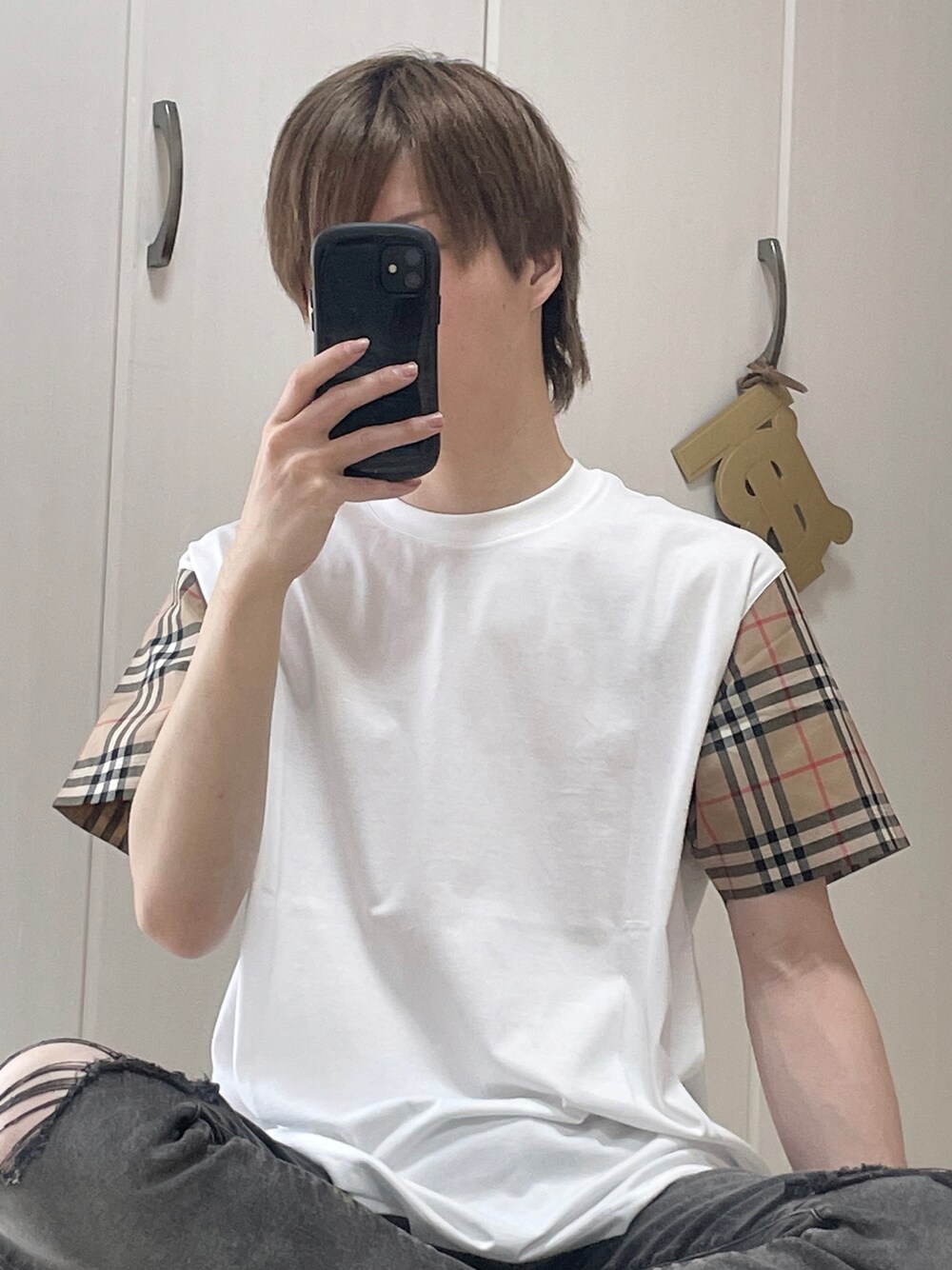 「大人コーデ、バーバリー、バーバリーチェック、デニム、シンプル、お洒落さんとつながりたい」｜「BURBERRYのアイテム（Tシャツ/カットソー、ホワイト系）」を使った、きせくんさん（メンズ・170cm）の秋コーディネートの1枚目の写真