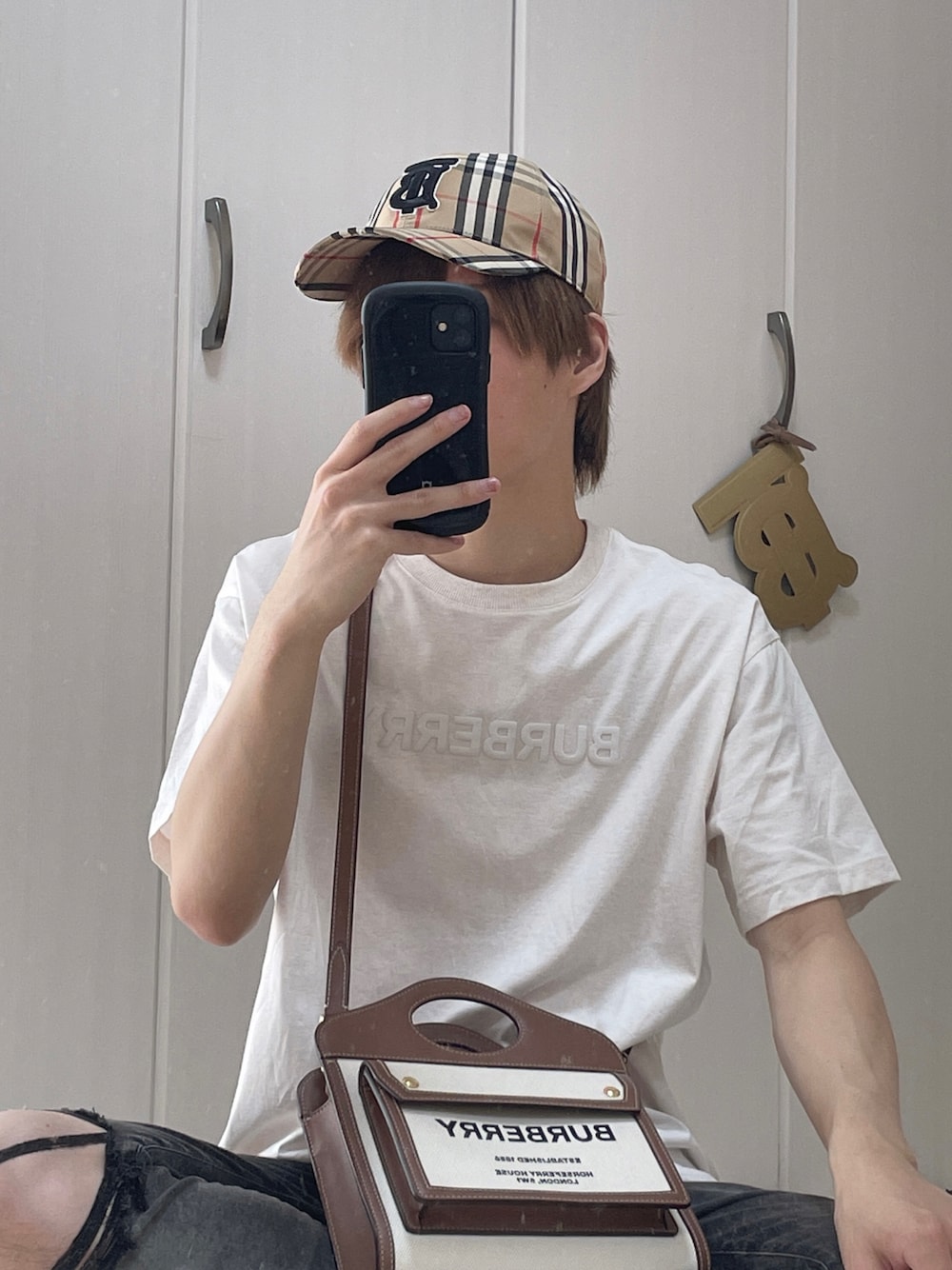 「バーバリー、バーバリーチェック、キャップ、おしゃれさんと繋がりたい」｜「BURBERRYのアイテム（Tシャツ/カットソー、ホワイト系）」を使った、きせくんさん（メンズ・170cm）の秋コーディネートの1枚目の写真