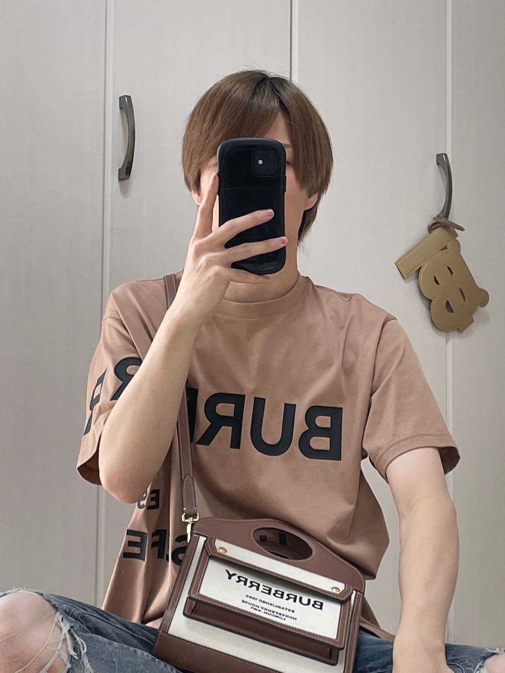 「バーバリー、バーバリーチェック、おしゃれさんと繋がりたい、Tシャツ」｜「BURBERRYのアイテム（Tシャツ/カットソー、ブラウン系）」を使った、きせくんさん（メンズ・170cm）の秋コーディネートの1枚目の写真
