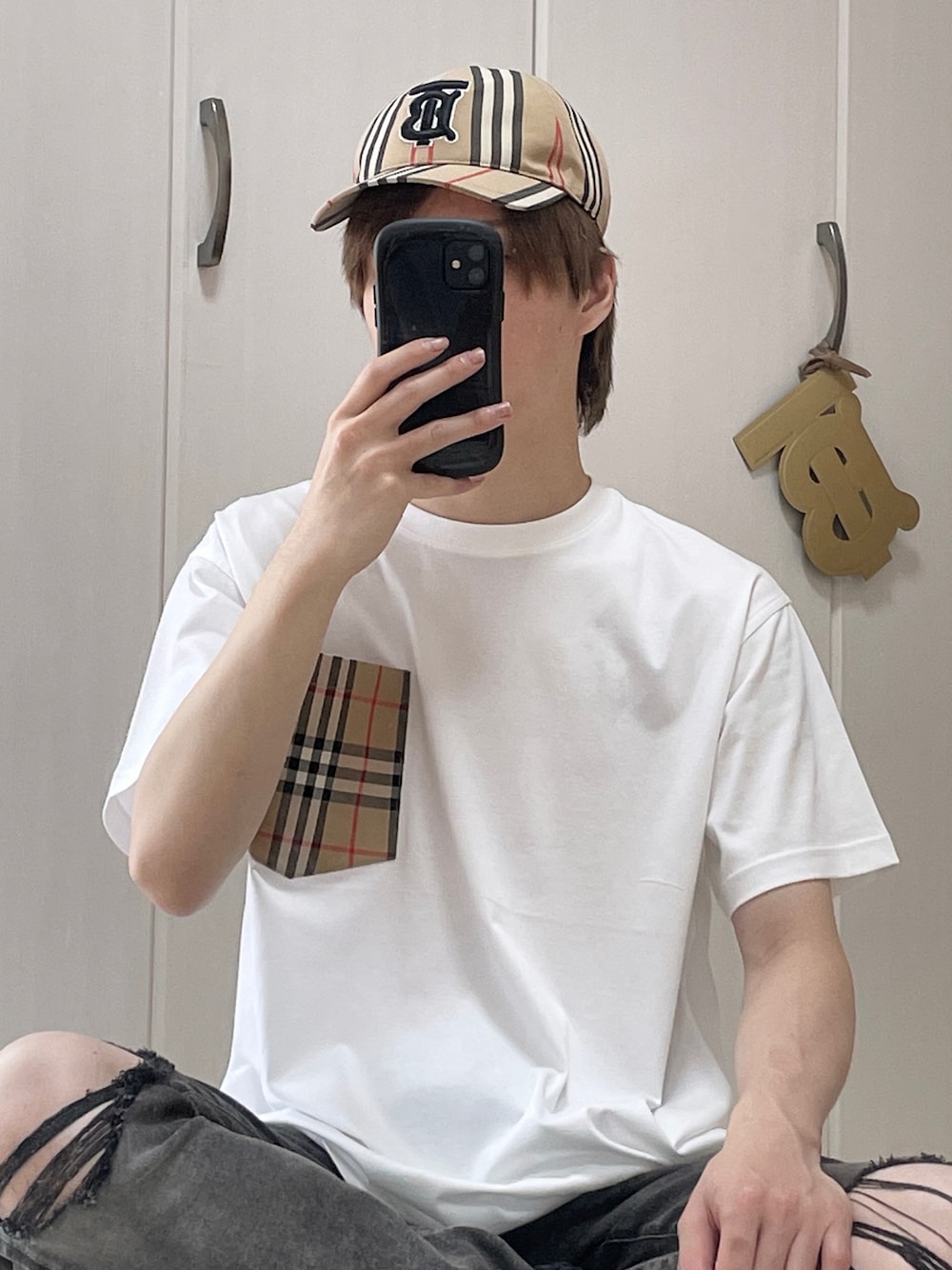 「バーバリー、バーバリーチェック、キャップ、デニム」｜「BURBERRYのアイテム（Tシャツ/カットソー、ホワイト系）」を使った、きせくんさん（メンズ・170cm）の秋コーディネートの1枚目の写真