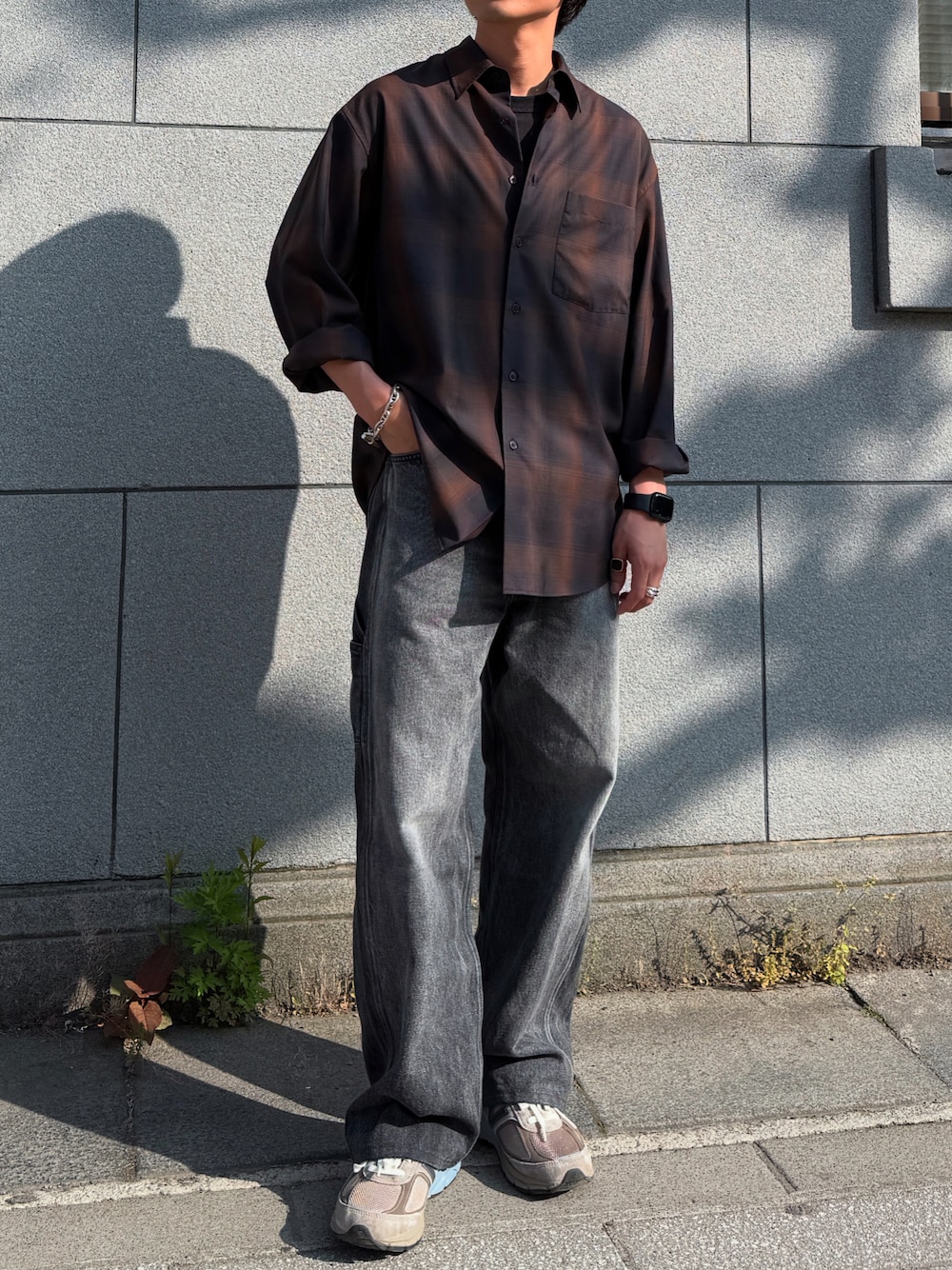 「黒Tシャツ、大人カジュアル、夏コーデ、大人コーデ、低身長コーデ、シンプルコーデ、ootd、きれいめカジュアル、プチプラコーデ、キレイめカジュアル、低身長ファッション、AURALEE、New Balance、デニム、シャツスタイル」｜「NEW BALANCEのアイテム（スニーカー、ベージュ系）」を使った、Takaさん（メンズ・165cm）の夏コーディネートの1枚目の写真