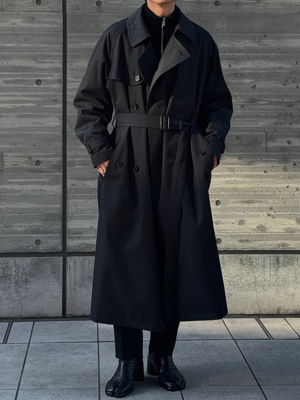 「クリスマスに着たい服、お出かけコーデ、ブーツ、シンプル、シンプルコーデ、きれいめカジュアル、低身長男子、AURALEE、モード、オールブラック、ロングコート、タートルネック、冬コーデ、コート、トレンチコート」｜「AURALEEのアイテム（トレンチコート、ブラック系）」を使った、Takaさん（メンズ・165cm）の冬コーディネートの1枚目の写真