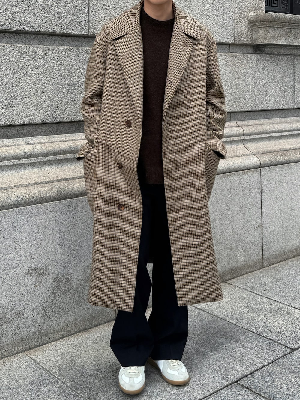 「カジュアルコーデ、今日のコーデ、シンプルスタイル、大人コーデ、休日スタイル、オーバーサイズ、ootd、スニーカーコーデ、低身長、低身長男子、低身長コーデ、AURALEE、ジャーマントレーナー、ロングコート、チェックコート」｜「AURALEEのアイテム（ステンカラーコート、ベージュ系）」を使った、Takaさん（メンズ・165cm）の春コーディネートの1枚目の写真