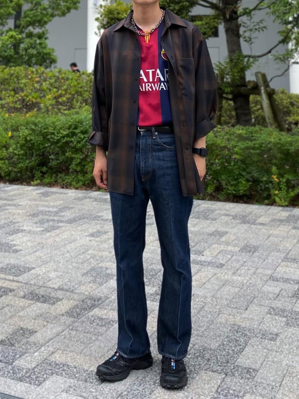 「大人カジュアル、夏ファッション、おしゃれさんと繋がりたい、WEARyouthコーデ、おでかけコーデ、ブラック、スニーカー、低身長コーデ、大人コーデ、Tシャツ×デニム、オーバーサイズ、お出かけコーデ」｜「AURALEEのアイテム（シャツ/ブラウス、その他）」を使った、Takaさん（メンズ・165cm）の夏コーディネートの1枚目の写真