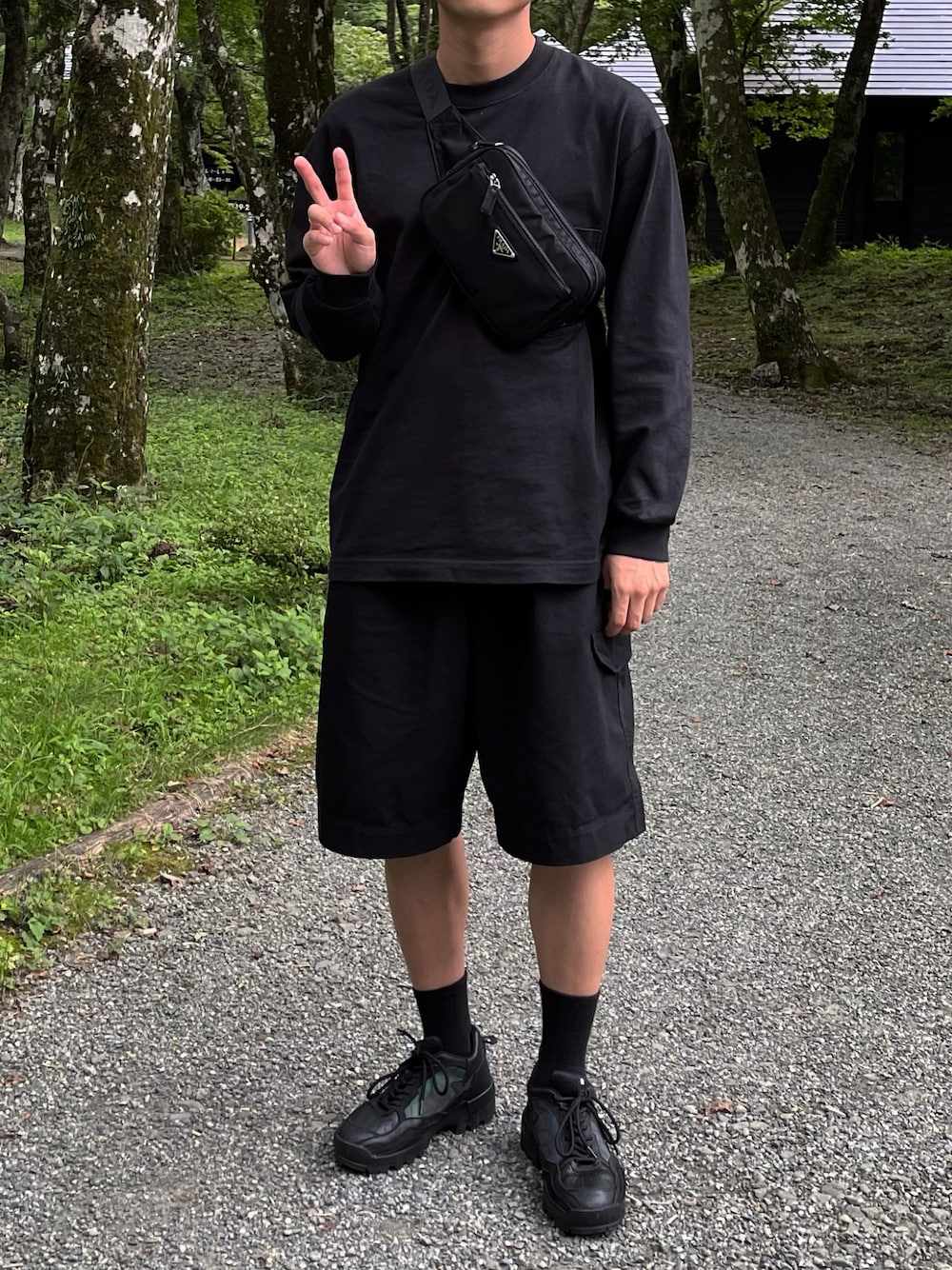 「ラブアンドピース2021、秋のコーデ、秋服、今日のコーデ、ゆるコーデ、スニーカー、おしゃれさんと繋がりたい、きれいめカジュアル、UNIQLO、ootd、低身長、低身長コーデ、オールブラック、UNIQLO U」｜「UNIQLOのクルーネックT（長袖）（Tシャツ/カットソー、ブラック系）」を使った、Takaさん（メンズ・164cm）の秋コーディネートの1枚目の写真