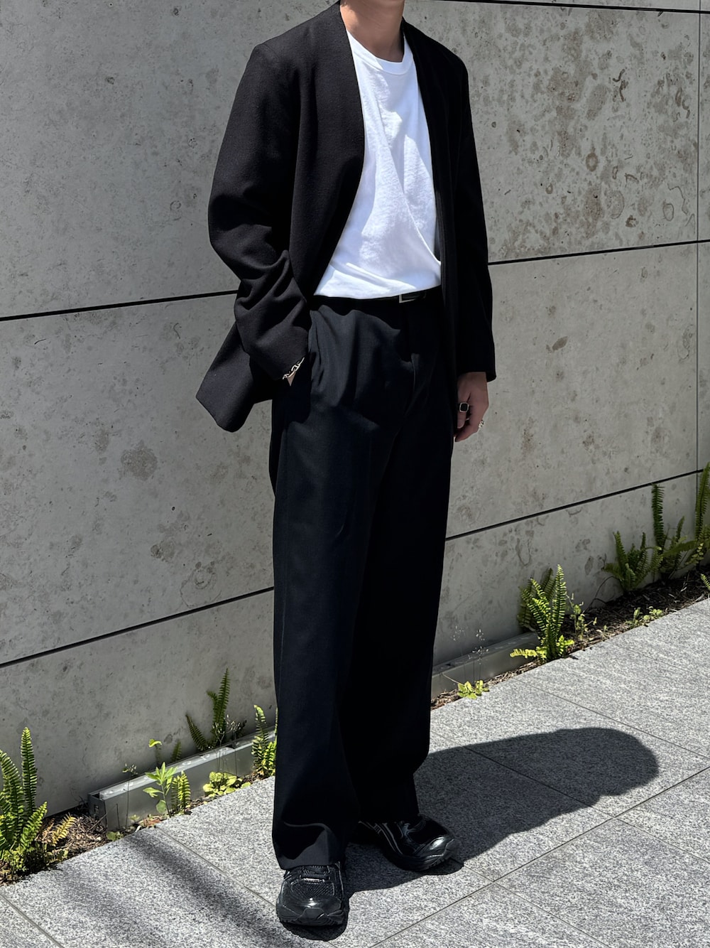 「シンプルコーデ、休日スタイル、スラックス、おしゃれさんと繋がりたい、低身長コーデ、メンズファッション、低身長、セットアップ、ジャケット、キレイめコーデ、AURALEE、マルジェラ、UNIQLO、きれいめカジュアル、秋っぽコーデ更新中」｜「Maison Margielaのアイテム（ノーカラージャケット、ブラック系）」を使った、Takaさん（メンズ・165cm）の春コーディネートの1枚目の写真