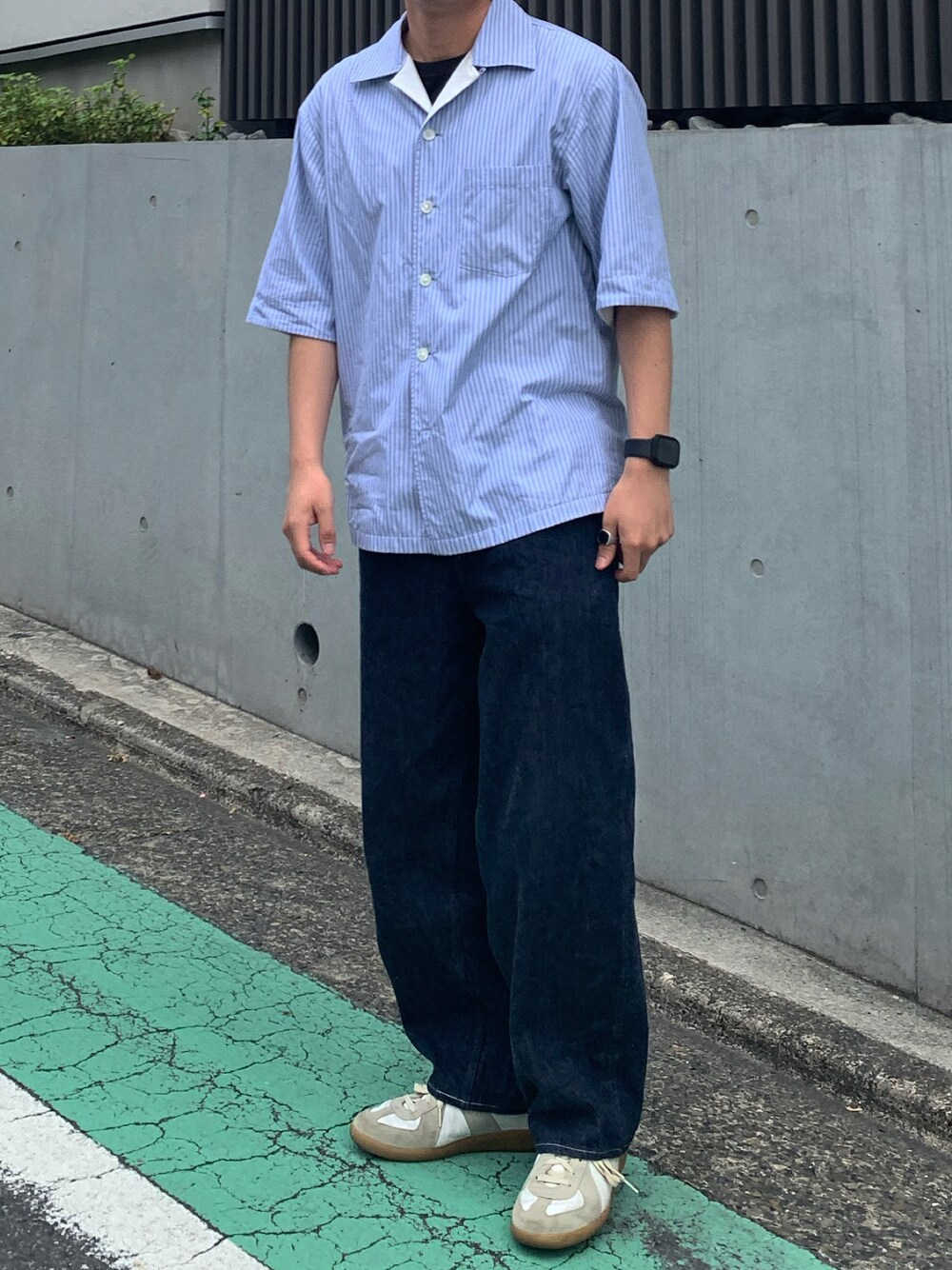 「きれいめカジュアル、おしゃれさんと繋がりたい、休日コーデ、シャツコーデ、スニーカーコーデ、ワイドパンツ、カジュアルコーデ、シンプル、今日のコーデ、プチプラ、キレイめ、低身長」｜「AURALEEのアイテム（シャツ/ブラウス、ブルー系）」を使った、Takaさん（メンズ・164cm）の夏コーディネートの1枚目の写真