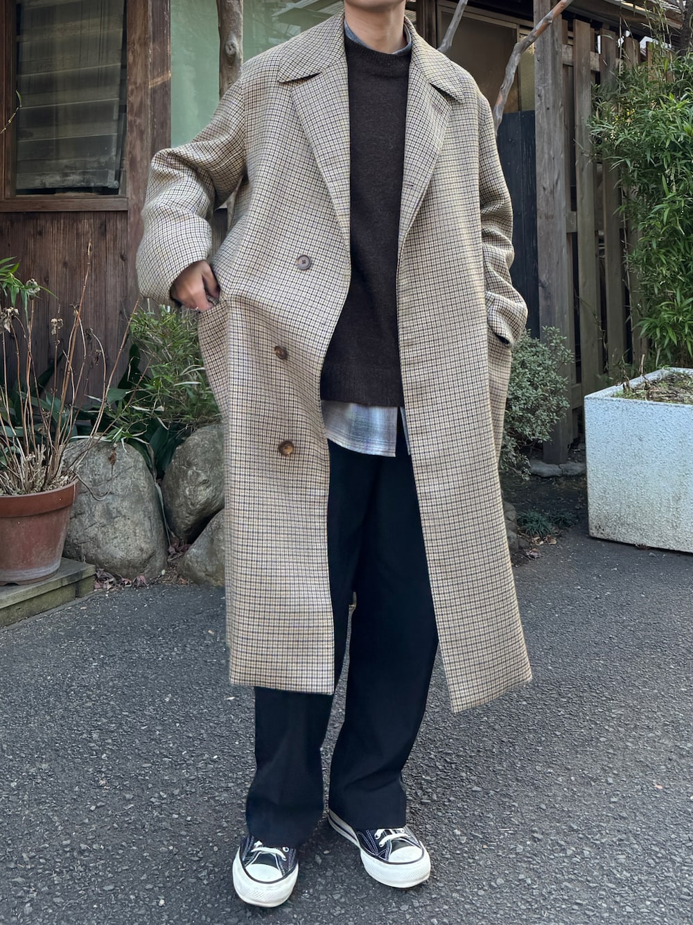 「今日のコーデ、シャツスタイル、おしゃれさんと繋がりたい、レイヤードスタイル、いいね、save、フォローお願いします🤑、ゆるコーデ、シンプルコーデ、ビッグシルエット、シンプル、きれいめカジュアル、AURALEE、コンバース、低身長、低身長コーデ、コート」｜「nahyatのアイテム（ニット/セーター、ブラウン系）」を使った、Takaさん（メンズ・165cm）の春コーディネートの1枚目の写真