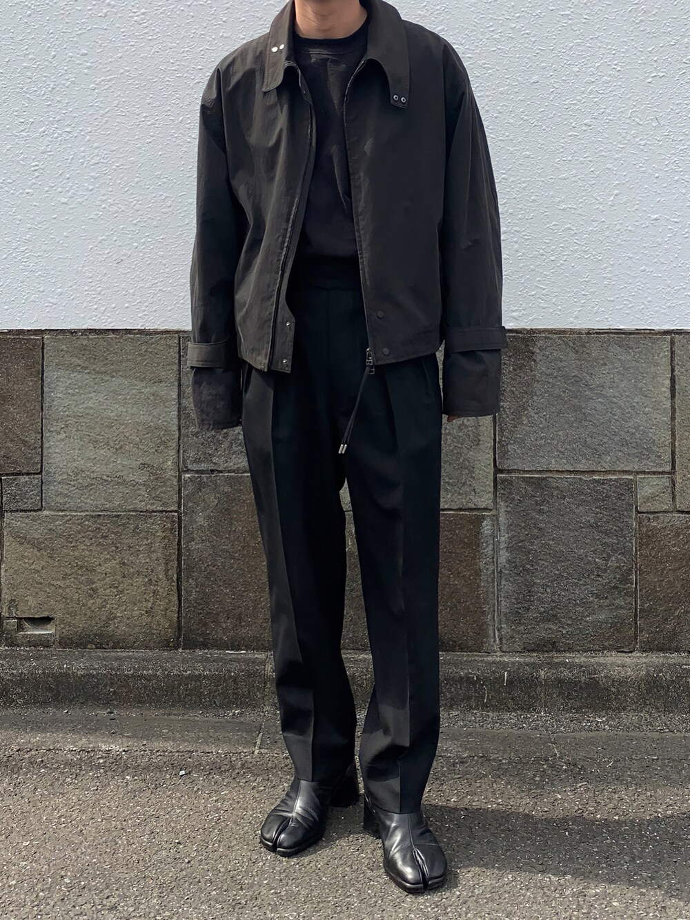 「春服みてみて、春コーデ、休日スタイル、春、オトナカジュアル、シンプルコーデ、春アウター、おしゃれさんと繋がりたい、革靴、低身長、キレイめ、スラックス、ブラックコーデ、ブラック、低身長コーデ」｜「UNIQLOのクルーネックT（長袖）（Tシャツ/カットソー、ブラック系）」を使った、Takaさん（メンズ・164cm）の春コーディネートの1枚目の写真