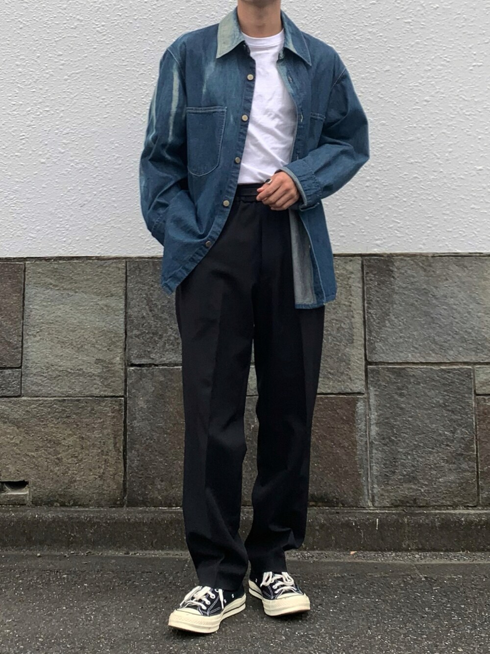 「カジュアル、UNIQLO、秋のコーデ、ワイドパンツ、キレイめ、ラフ、ビックシルエット、きれいめカジュアル、ootd、低身長、秋、オトナカジュアル、AURALEE、UNIQLO U、秋トレンド2021」｜「AURALEEの＜AURALEE（オーラリー）＞ フェイド/デニム シャツ ブルゾン■■■（デニムジャケット、ブルー系）」を使った、Takaさん（メンズ・164cm）の秋コーディネートの1枚目の写真