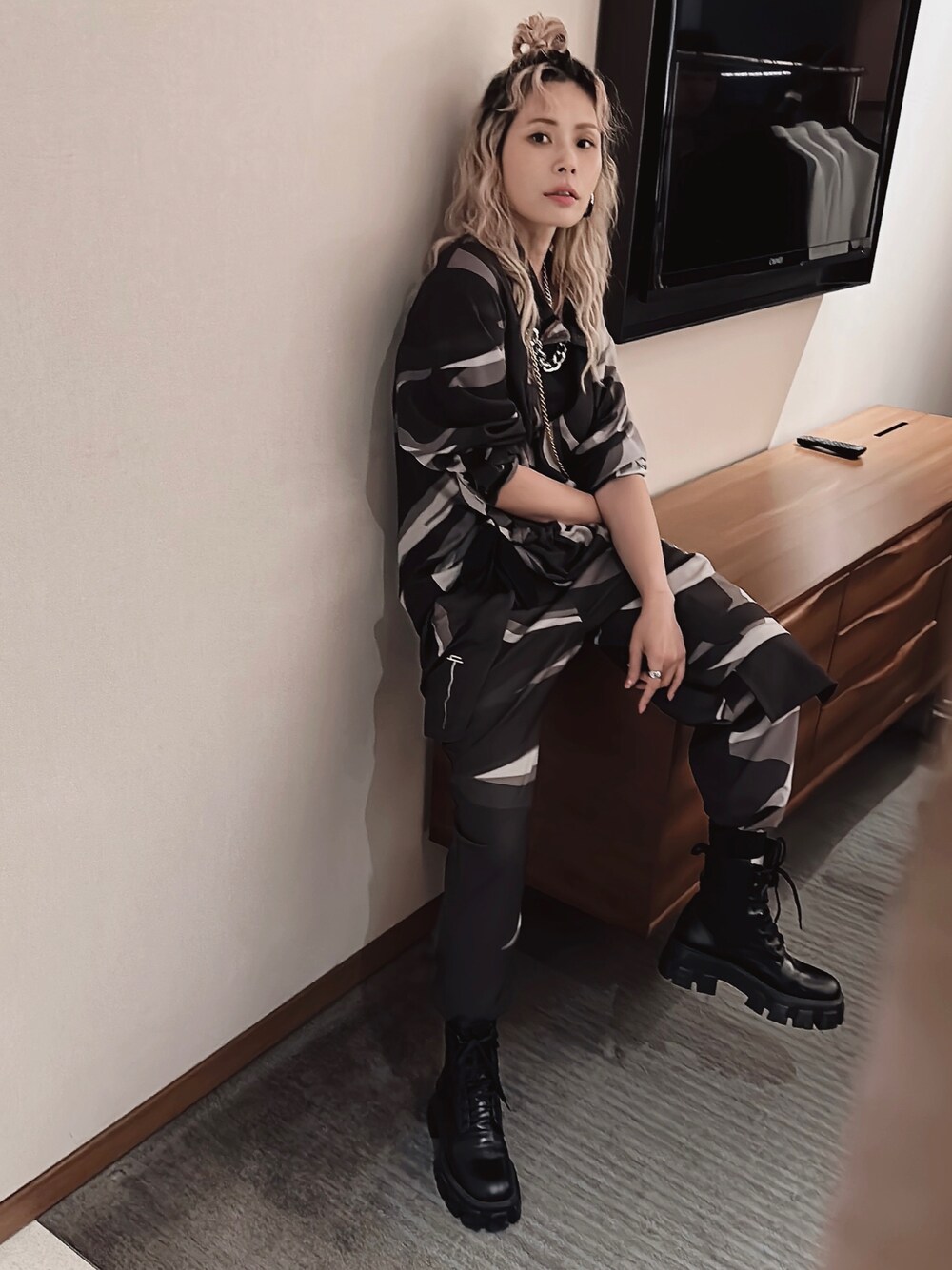 「春服、厚底シューズ、ootd、cool」｜「infのアイテム（シャツ/ブラウス、ブラック系）」を使った、Joycechangさん（レディース・163cm）の春コーディネートの1枚目の写真