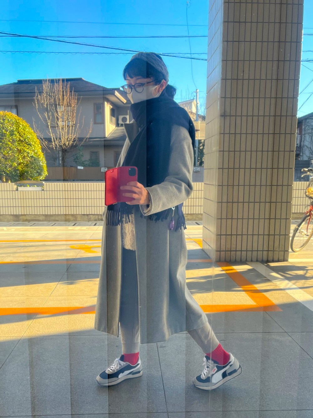 「カジュアルコーデ、オトナ女子、オトナカジュアル、ワントーンコーデ、スニーカー、メガネ女子、ロングコート」｜「Glen PrinceのGLEN PRINCE/カシミヤマフラー（マフラー、ブルー系）」を使った、ideccoさん（レディース・159cm）の冬コーディネートの1枚目の写真