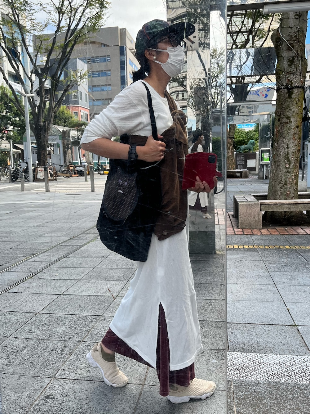 ブラック系のトートバッグ、ホワイト系のワンピース、ピンク系のその他パンツを着用したレディースの秋コーディネートの1枚目の写真