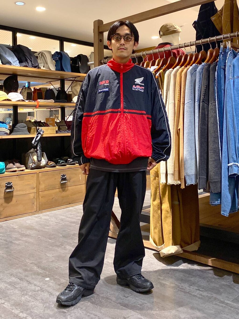 「低身長、ストリート、カジュアル、きれいめ、ブルゾン、Tシャツ、秋コーデ、モード、サングラス」｜「niko and...の【New Balance(ニューバランス)】ML725（スニーカー、ブラック系）」を使った、Kou_saitohさん（メンズ・166cm）の夏コーディネートの1枚目の写真