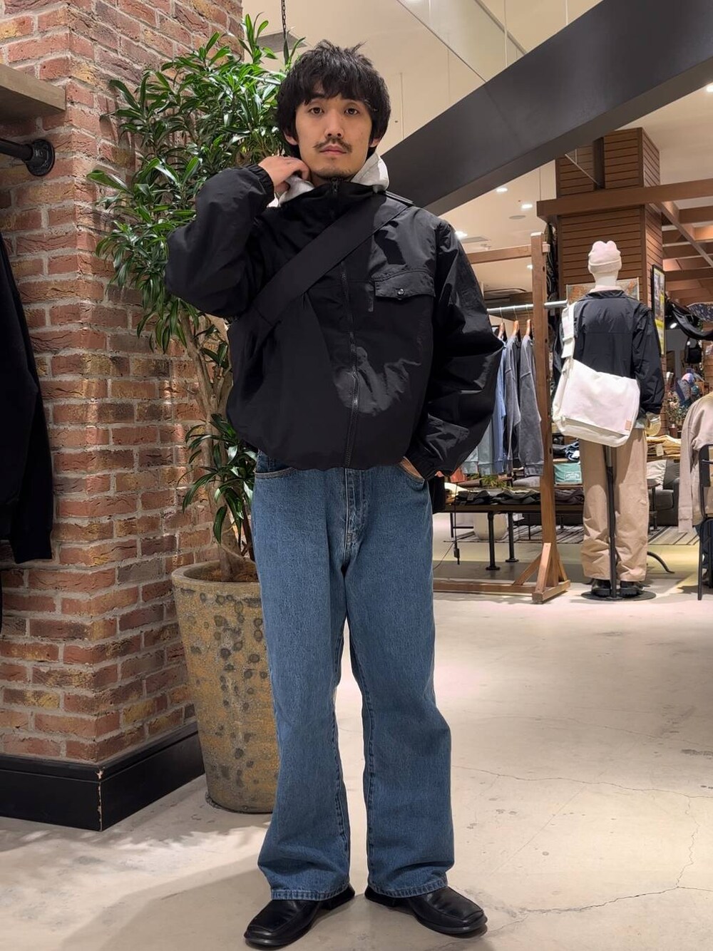 「低身長、ストリート、カジュアル、きれいめ、ジャケット、niko and ...、NUMERALS、パーカー、ブルゾン」｜「NUMERALSの【UNISEX】【NUMERALS】スウェットフードプルオーバー（パーカー、グレー系）」を使った、Kou_saitohさん（メンズ・166cm）の冬コーディネートの1枚目の写真
