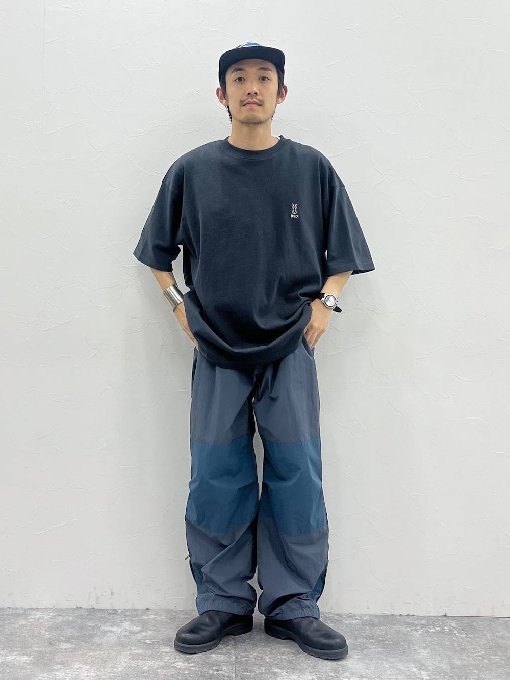 「ミリタリー、アウトドア、低身長、ストリート、カジュアル、きれいめ、DODとニコアンド_nikoand...、niko and ...、アウトドアスタイル」｜「niko and...の【NATOKii(ネイトゥーキー)】ミリタリーシャカパンツ（その他パンツ、グレー系）」を使った、Kou_saitohさん（メンズ・166cm）の春コーディネートの1枚目の写真