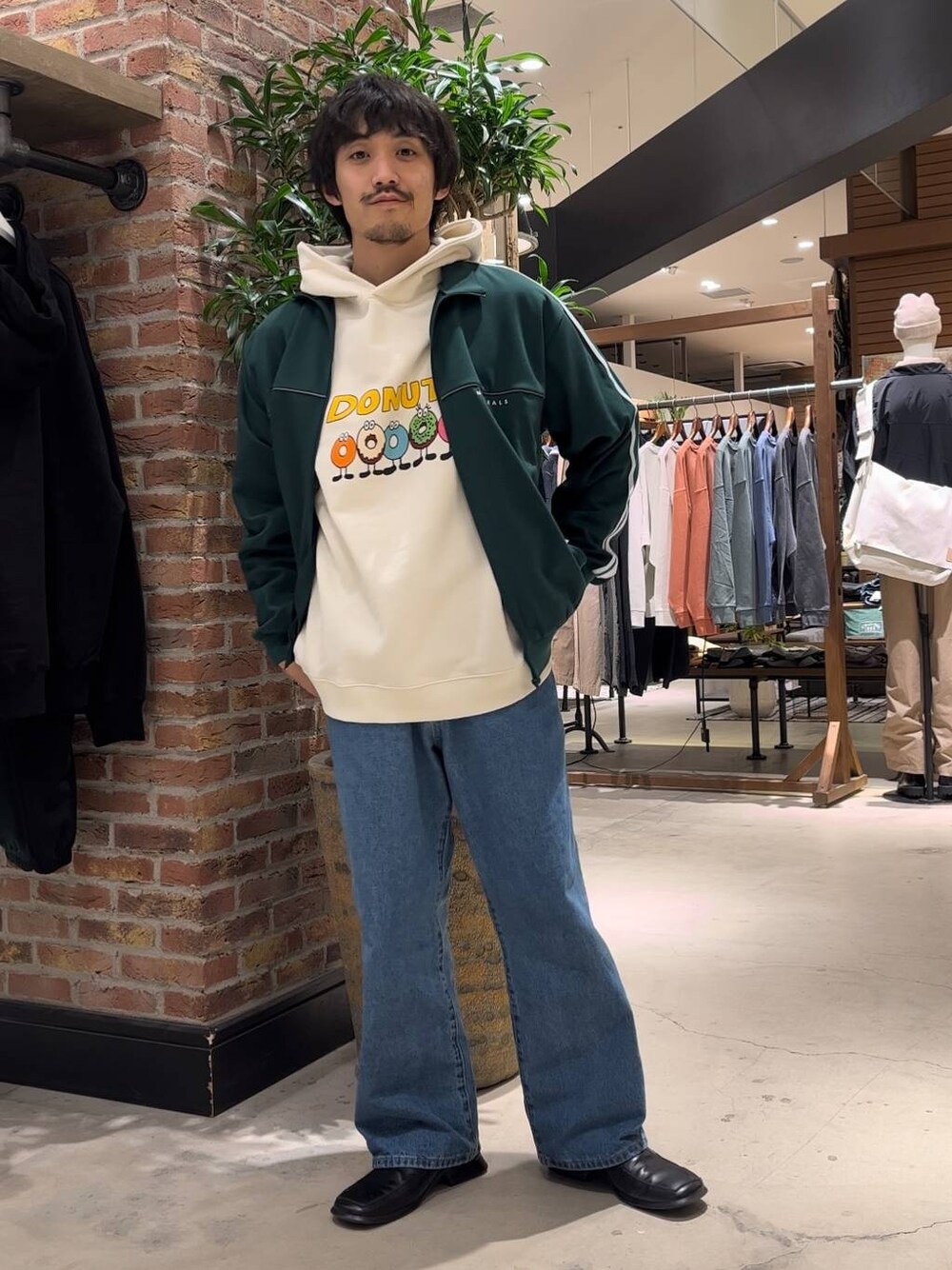 「低身長、ストリート、カジュアル、きれいめ、デニムパンツ、パーカー」｜「niko and...の[niko and ...JEANS 2024SS]5ポケットワイドデニムパンツ（デニムパンツ、ブルー系）」を使った、Kou_saitohさん（メンズ・166cm）の冬コーディネートの1枚目の写真