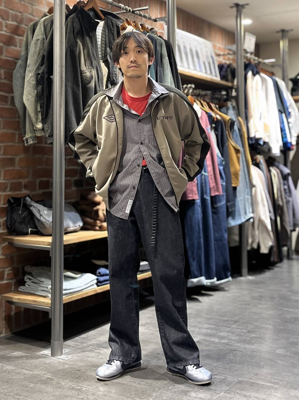 ブラウン系のジャージ、グレー系のシャツ/ブラウス、ブラック系のデニムパンツを着用したメンズの秋コーディネートの1枚目の写真