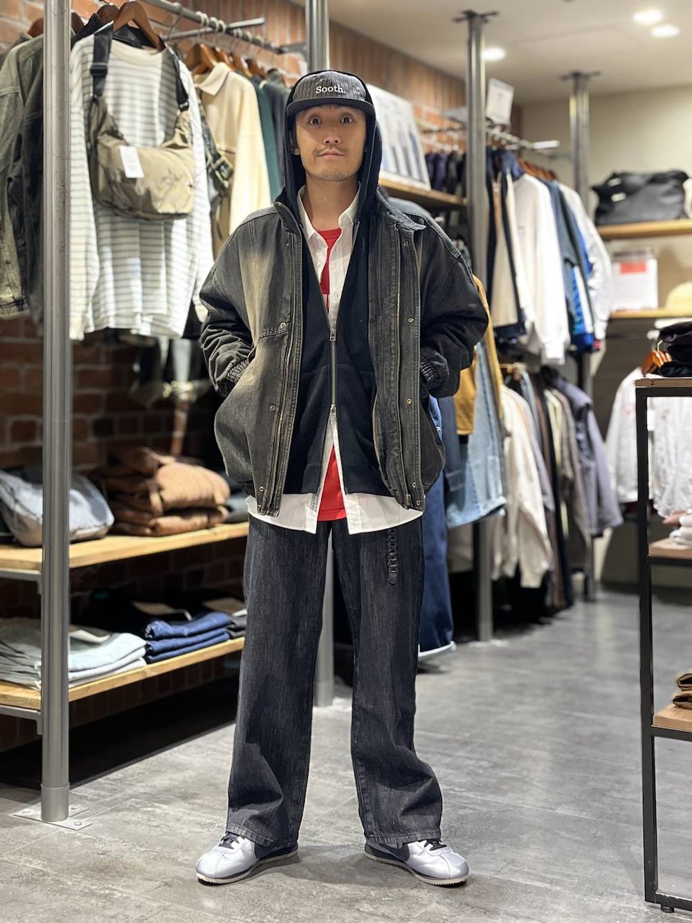 ホワイト系のシャツ/ブラウス、ブラック系のデニムパンツ、グレー系のブルゾンを着用したメンズの秋コーディネートの1枚目の写真