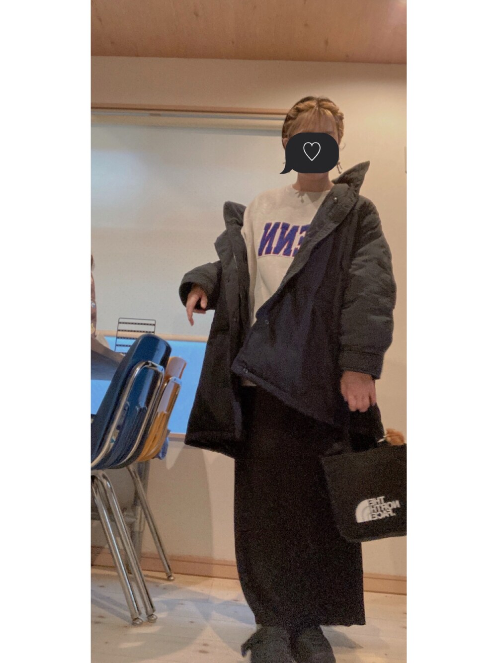グレー系のスウェット、ブラック系のジャケット/アウター、ブラック系のスカートを着用したレディースの冬コーディネートの1枚目の写真