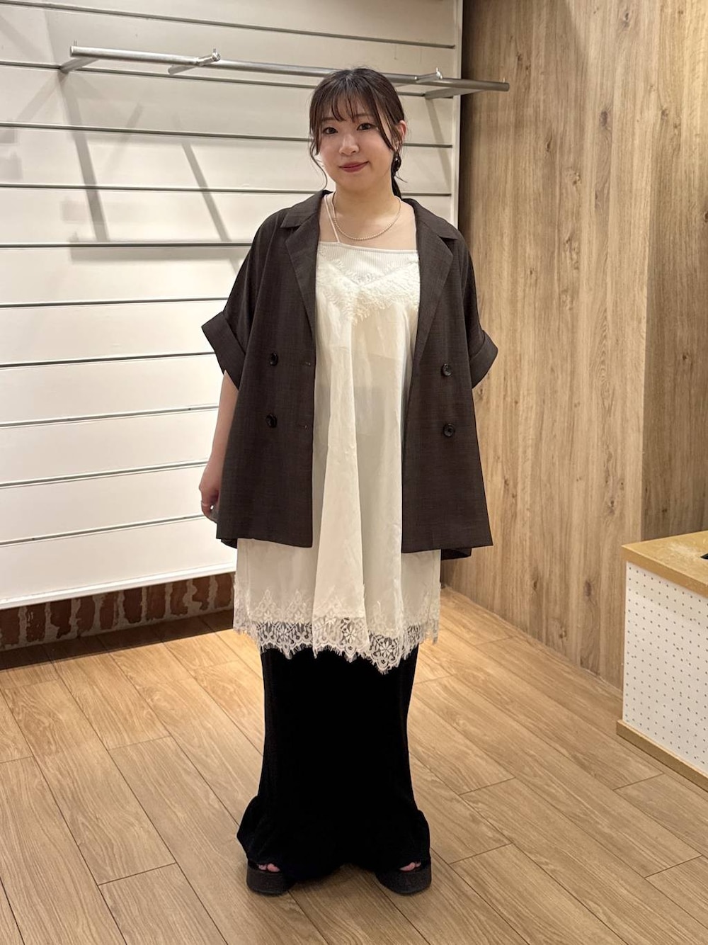 ブラック系のその他パンツ、ブラウン系のテーラードジャケット、ブラック系のサンダルを着用したレディースの秋コーディネートの1枚目の写真