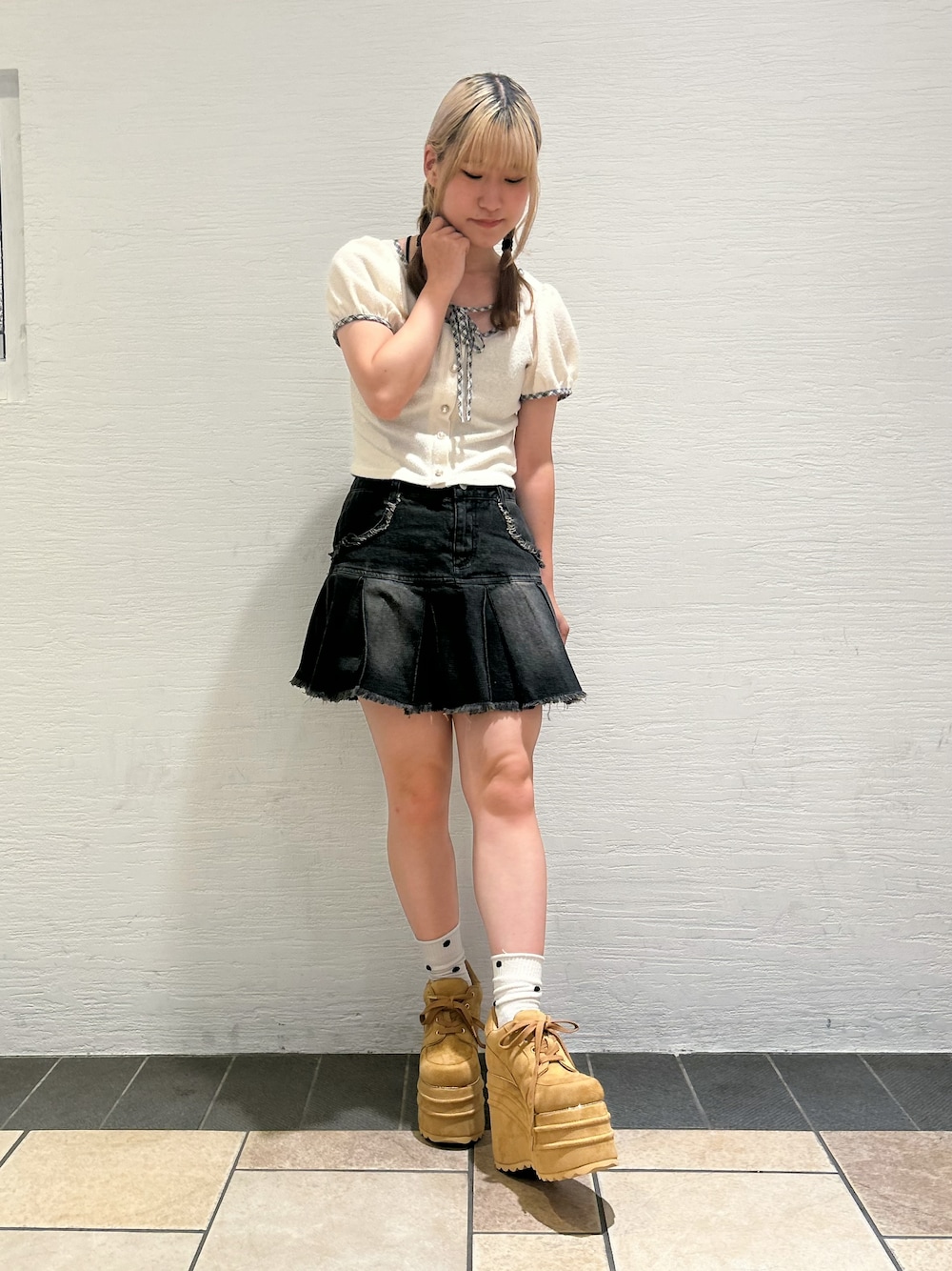イエロー系のスニーカーを着用したレディースの夏コーディネートの1枚目の写真