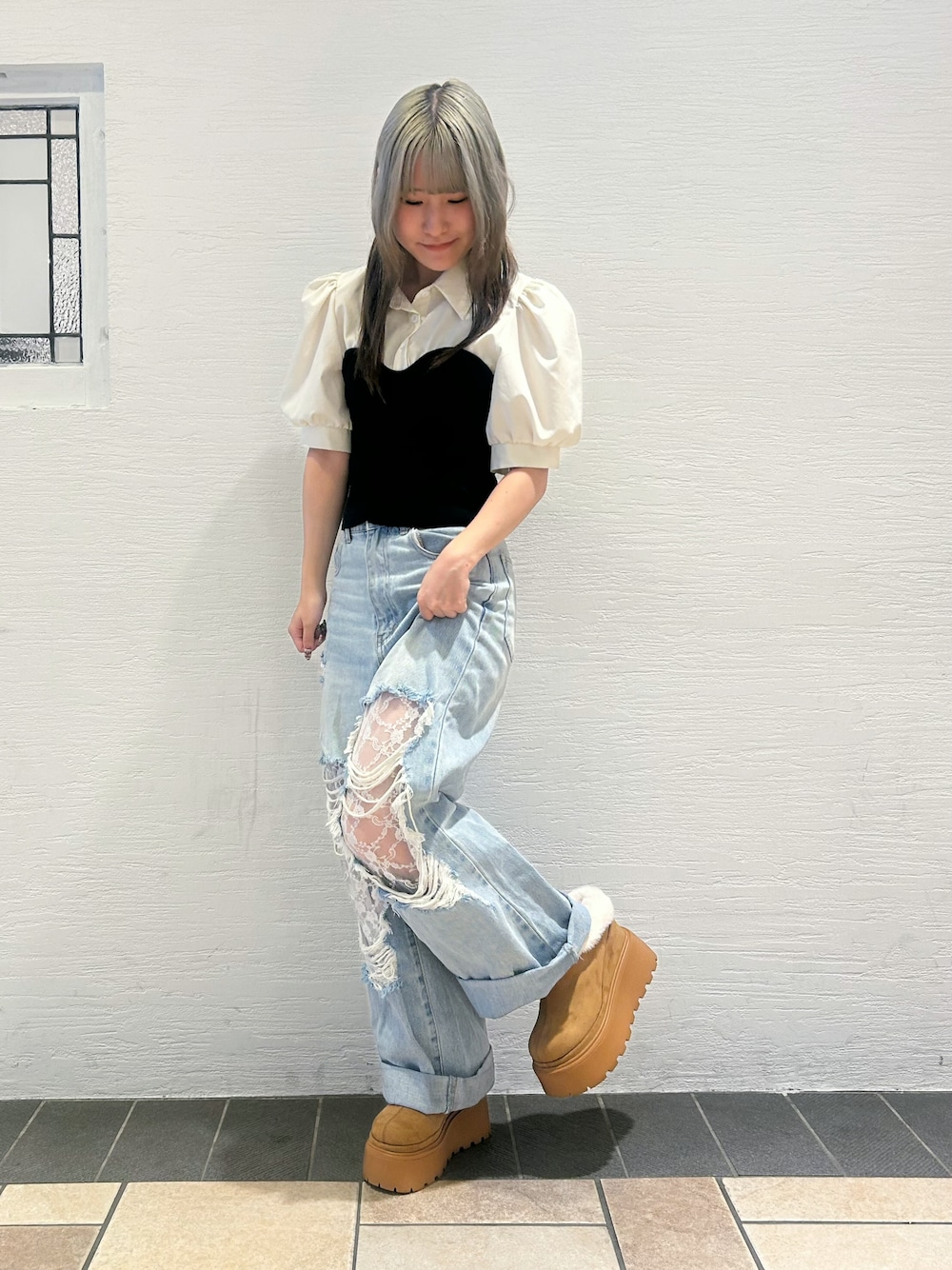 イエロー系のパンプスを着用したレディースの秋コーディネートの1枚目の写真