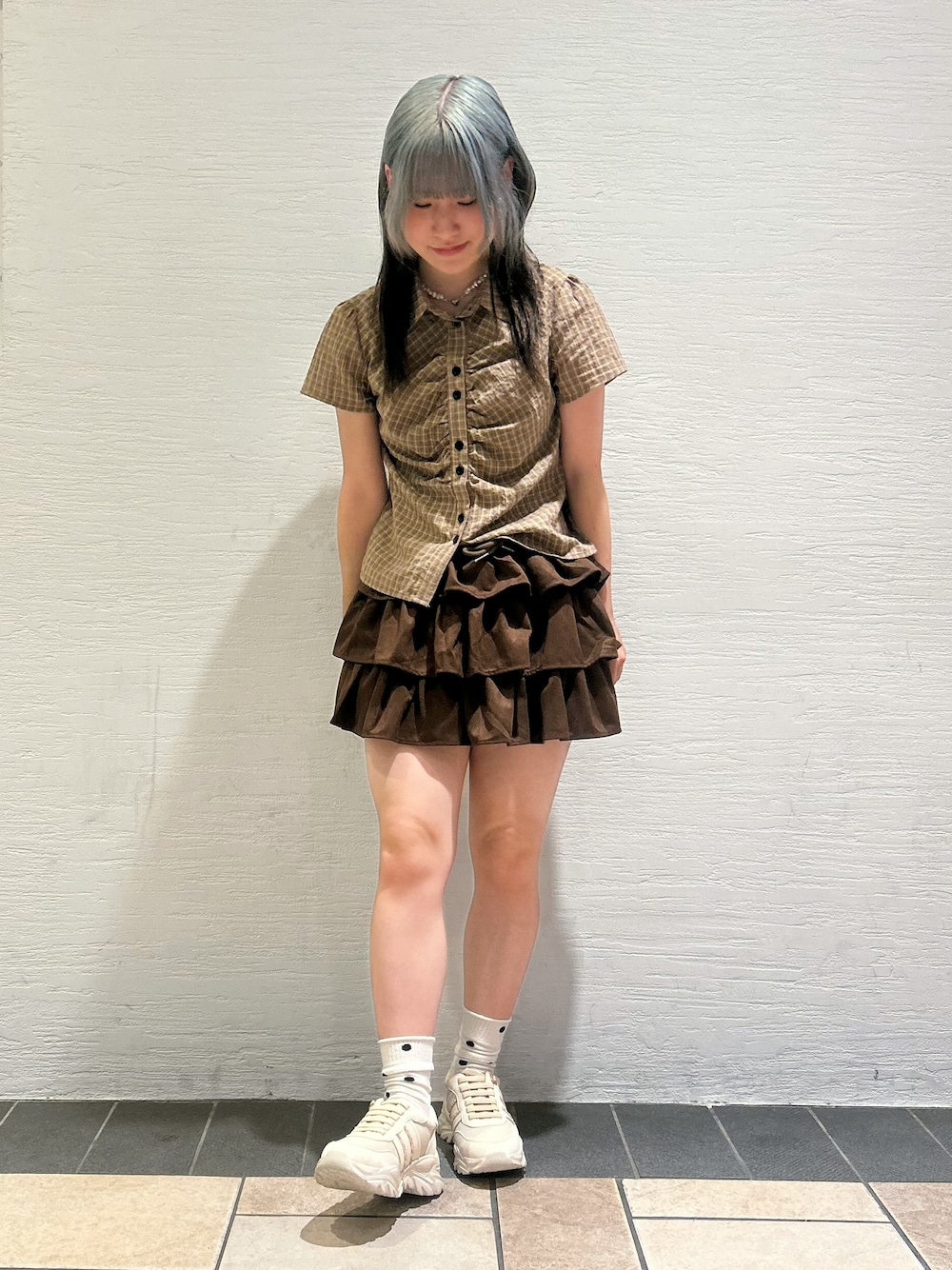 ベージュ系のスニーカーを着用したレディースの夏コーディネートの1枚目の写真