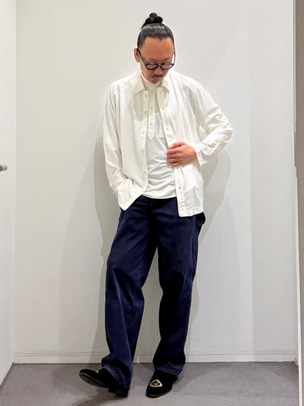 ブラック系のドレスシューズ、ブルー系のデニムパンツ、ホワイト系のシャツ/ブラウスを着用したメンズの夏コーディネートの1枚目の写真