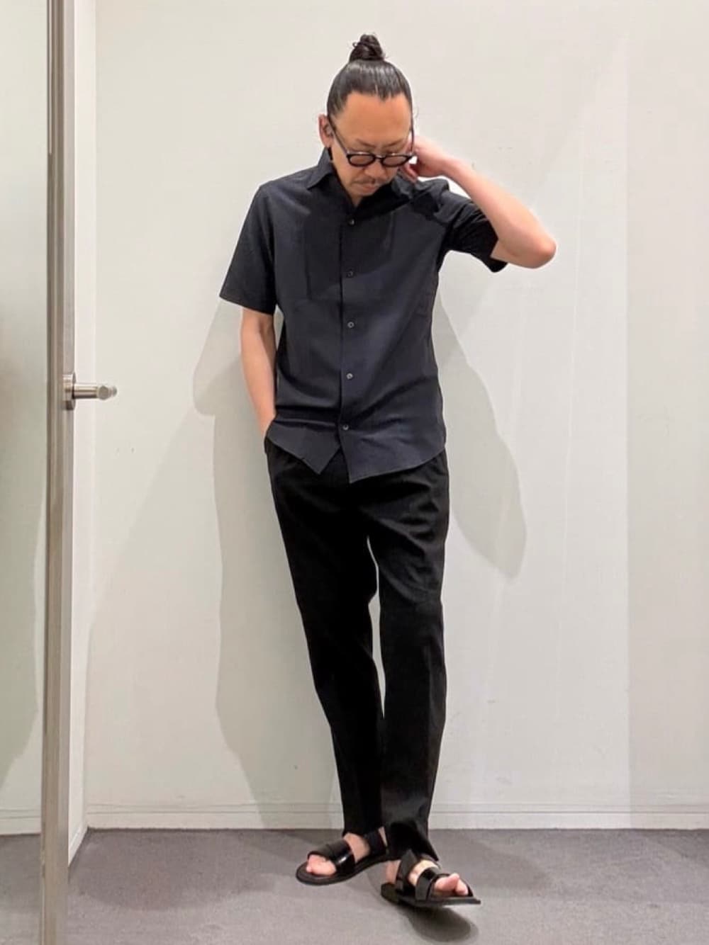 グレー系のシャツ/ブラウス、ブラック系のスラックス、ブラック系のサンダルを着用したメンズの夏コーディネートの1枚目の写真