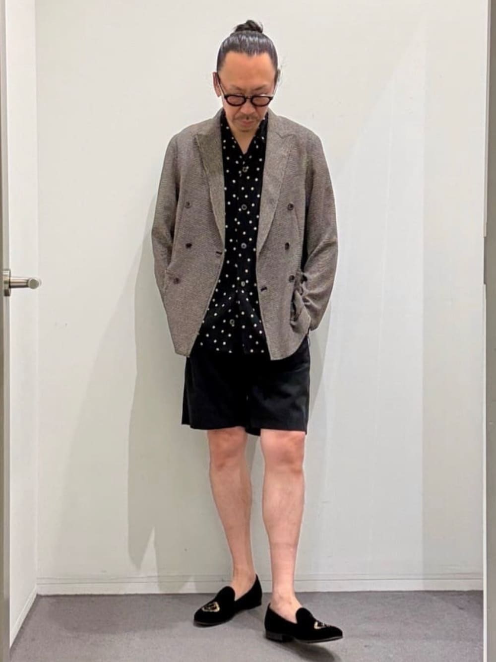 ブラック系のシャツ/ブラウス、ブラック系のドレスシューズ、ブラック系のその他パンツを着用したメンズの春コーディネートの1枚目の写真