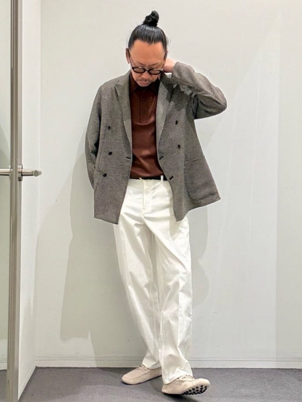 ホワイト系のデニムパンツ、グレー系のスリッポン、ブラウン系のポロシャツを着用したメンズの夏コーディネートの1枚目の写真