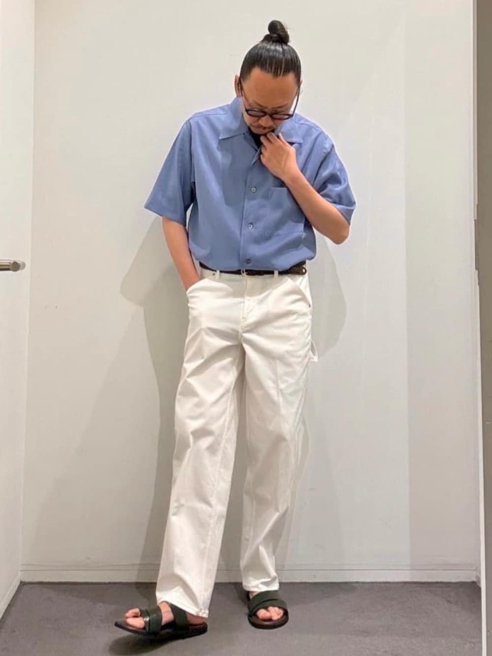 グリーン系のサンダル、ブラック系のTシャツ/カットソー、ブルー系のシャツ/ブラウスを着用したメンズの夏コーディネートの1枚目の写真